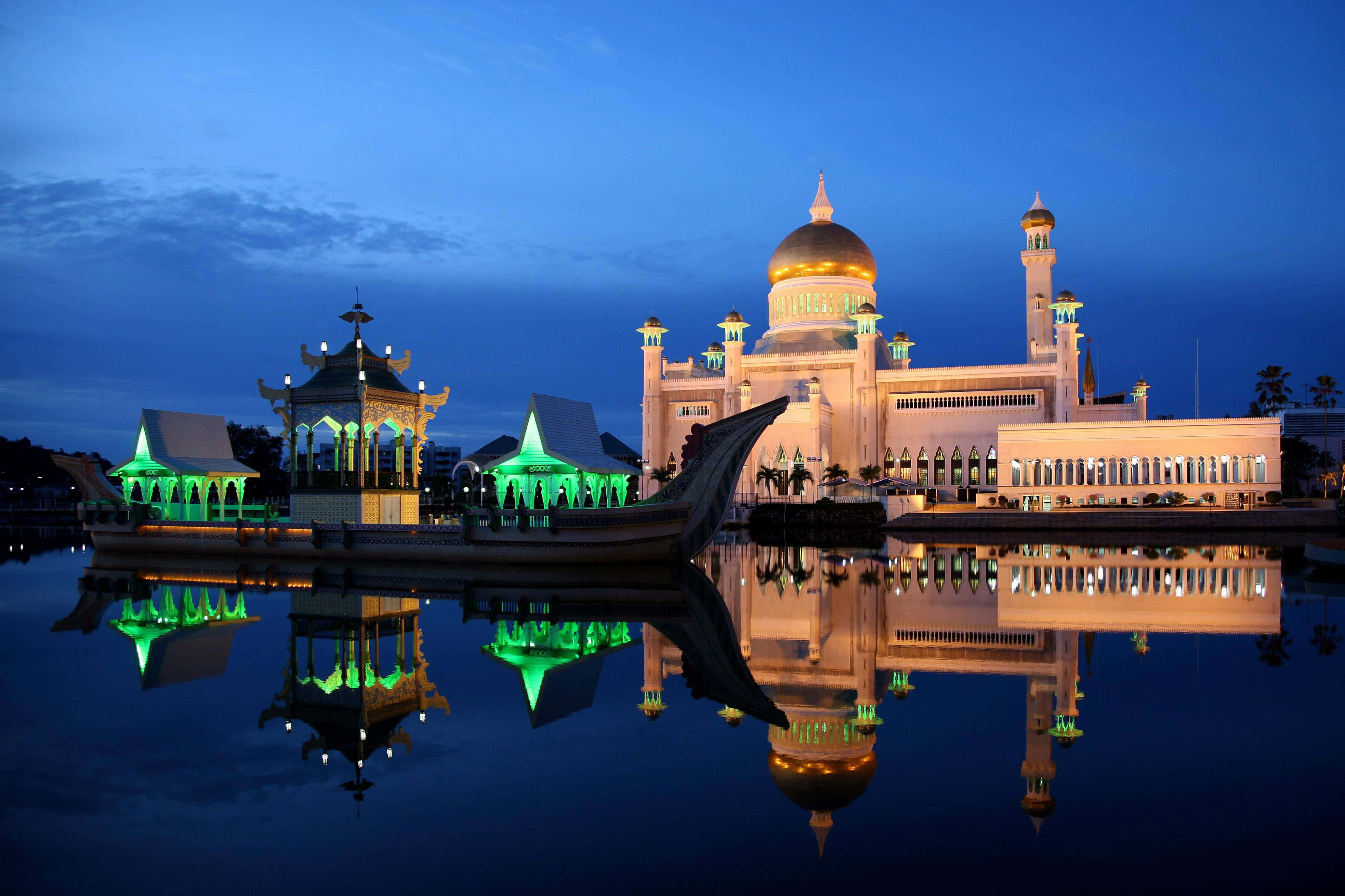 illuminated mosque, golden dome, green lit structures, 4K Desktop Wallpaper