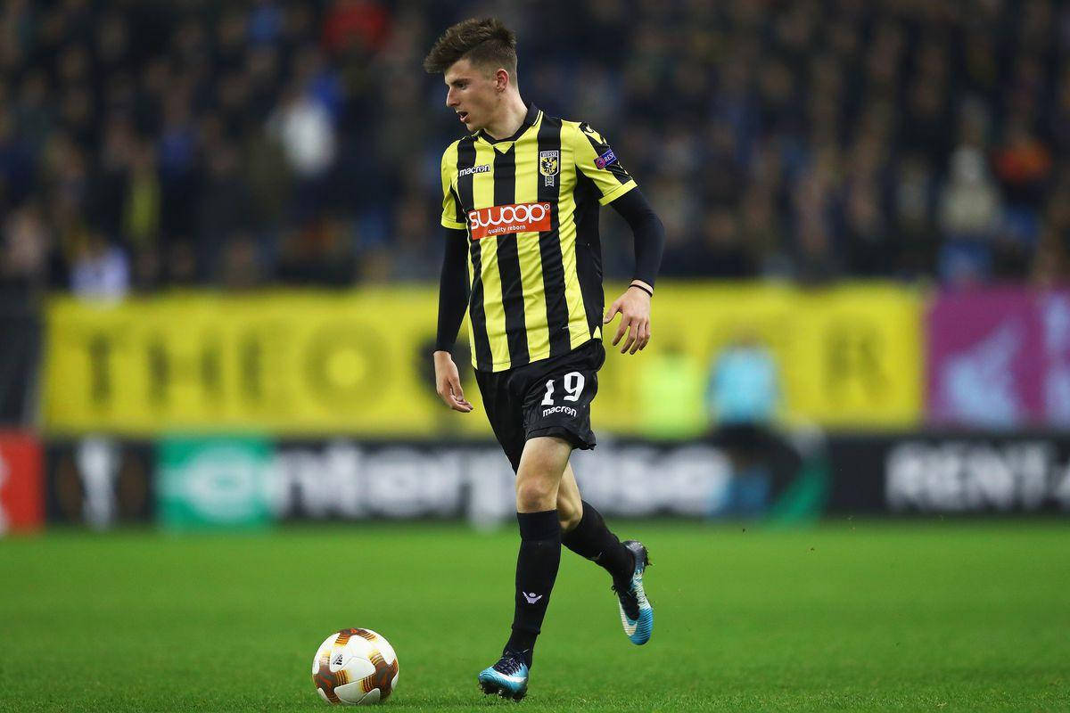 Mason Mount, black and yellow striped jersey, vibrant green pitch, SD Desktop Wallpaper