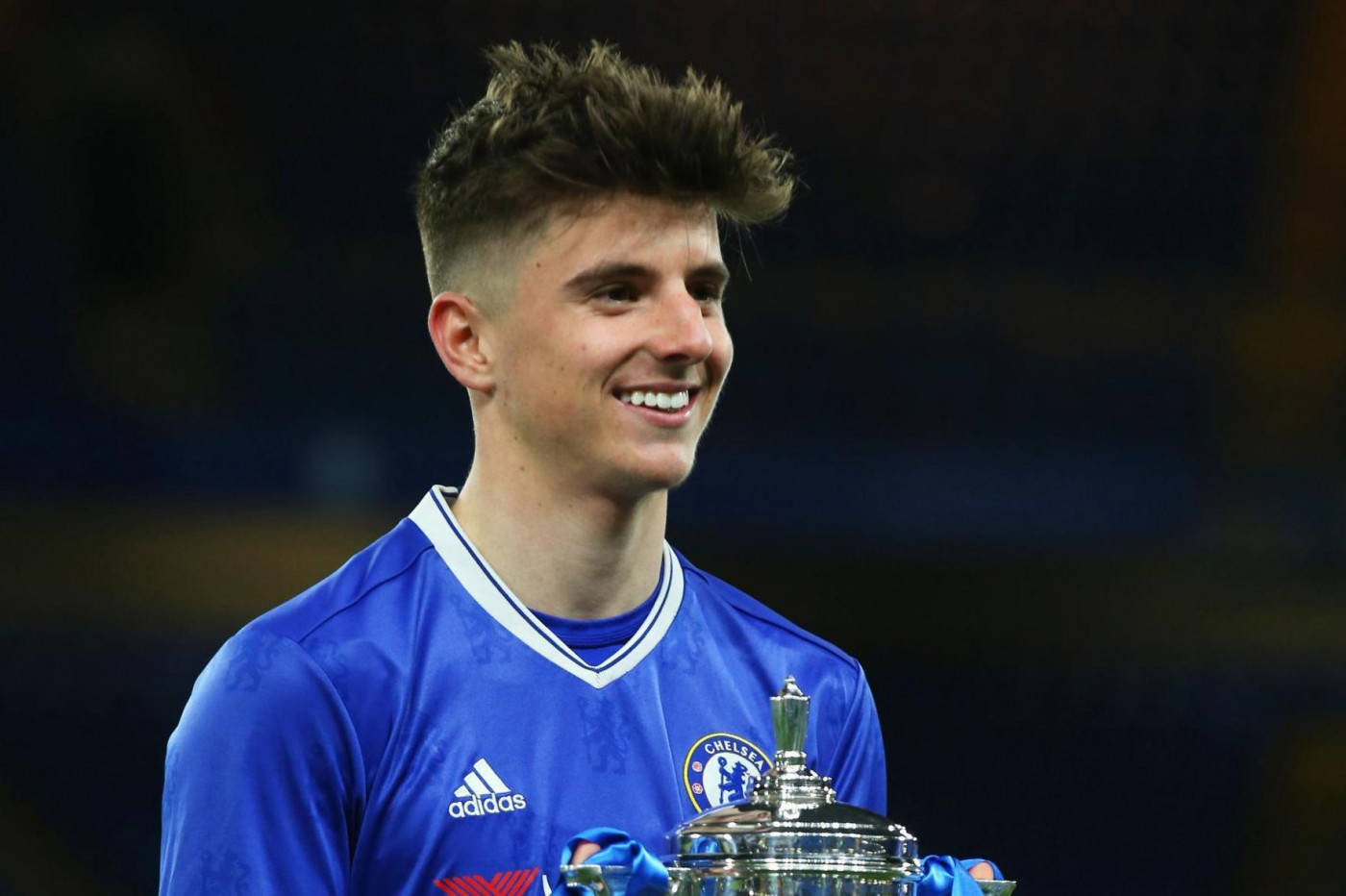 Mason Mount, blue Chelsea jersey, gleaming silver trophy, HD Desktop Wallpaper