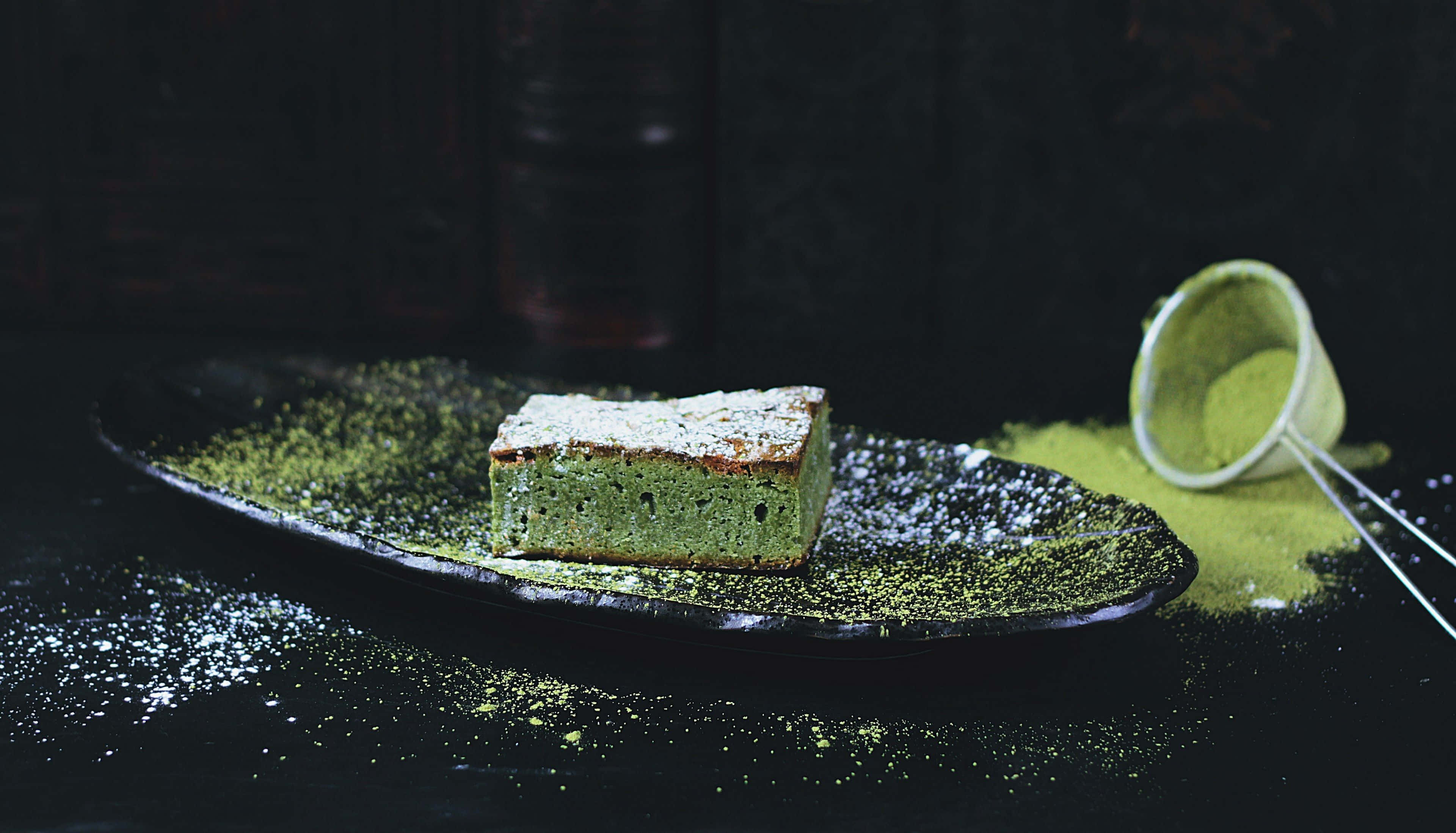 matcha cake, powdered green tea, dark plate, 4K Desktop Wallpaper