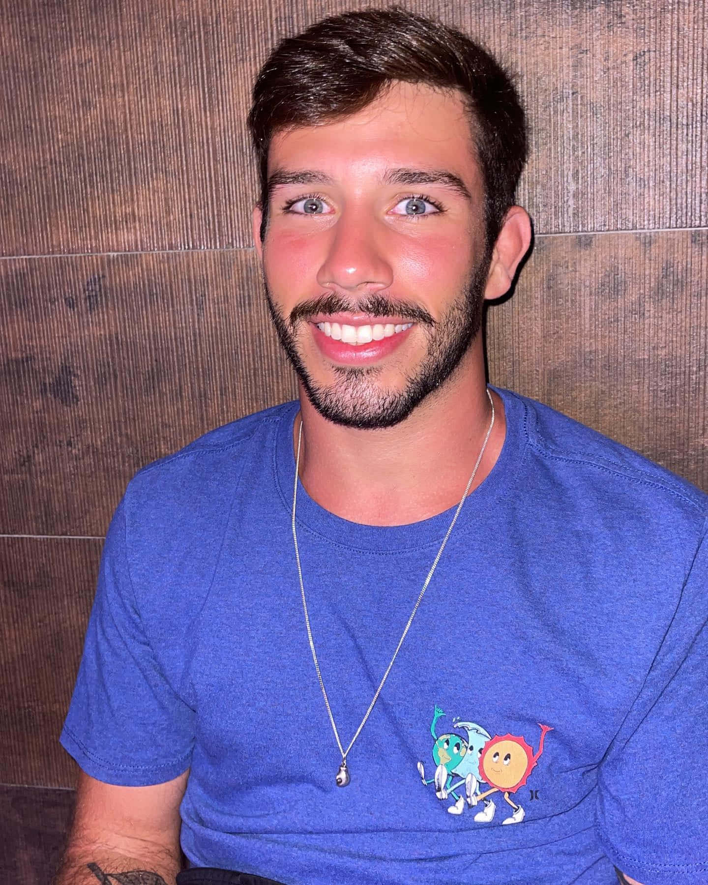 Matheus Nicolau, blue shirt, wooden wall, HD Phone Wallpaper
