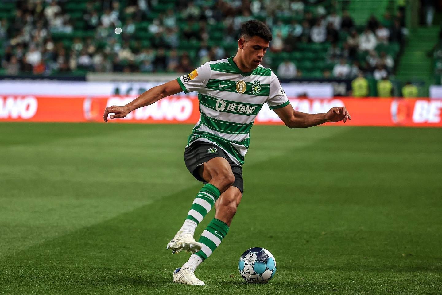 Matheus Nunes, green and white stripes, blue and white ball, HD Desktop Wallpaper
