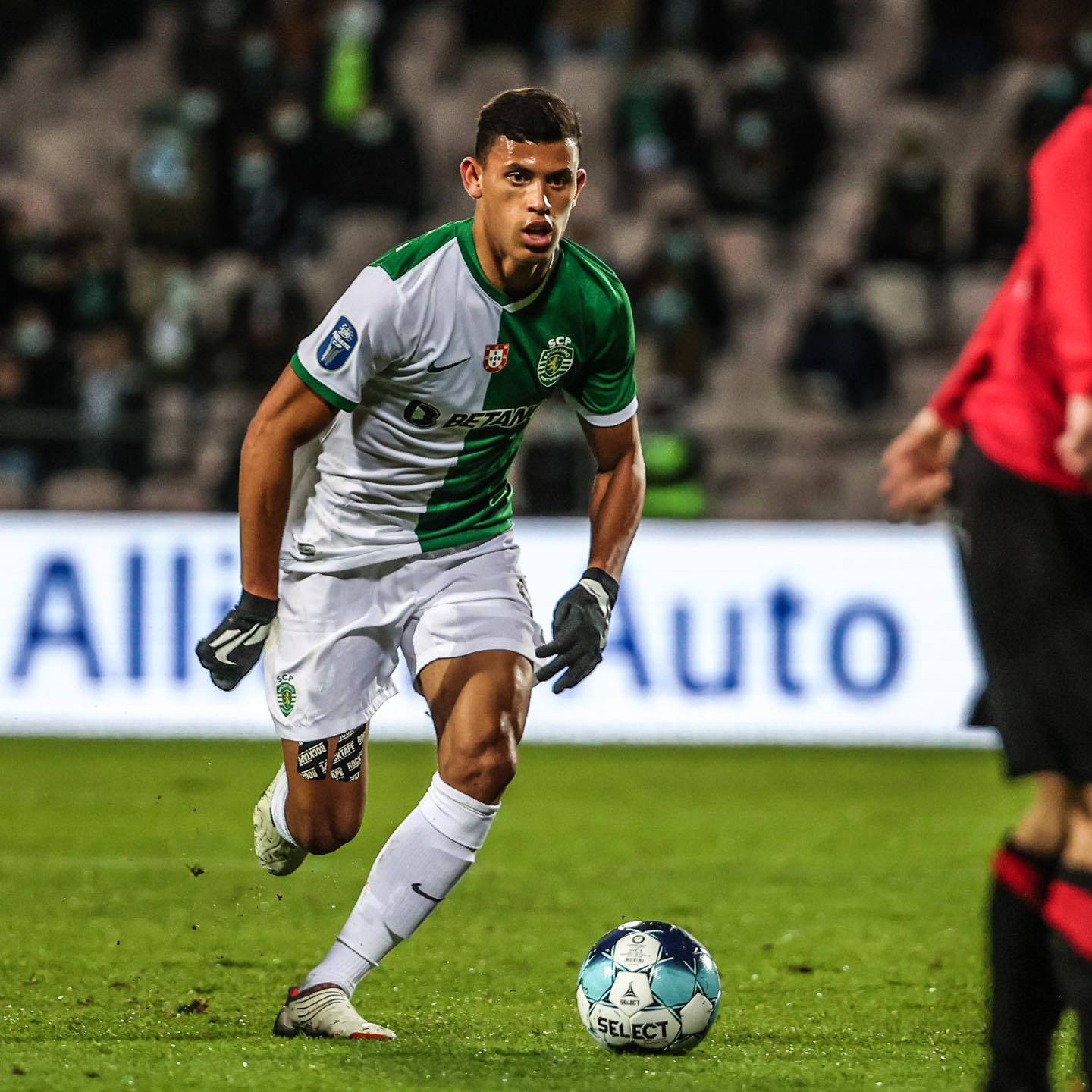 Matheus Nunes, green and white jersey, blue and white ball, HD Desktop Wallpaper