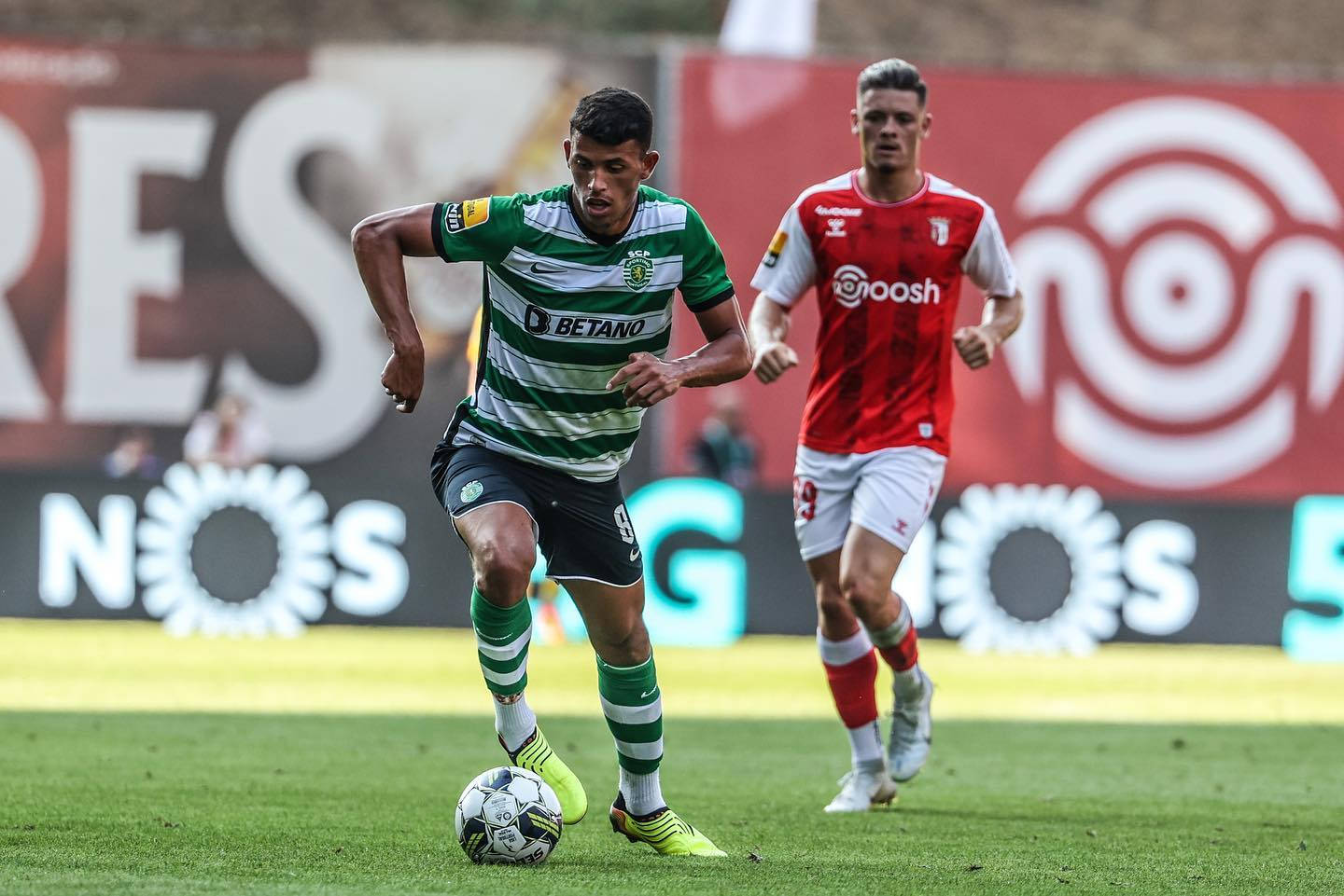 Matheus Nunes, green and white stripes, red and white opponent, HD Desktop Wallpaper