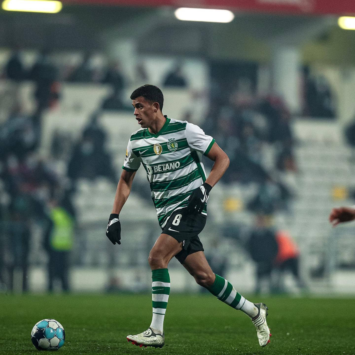 Matheus Nunes, green and white stripes, blue and white ball, HD Desktop Wallpaper