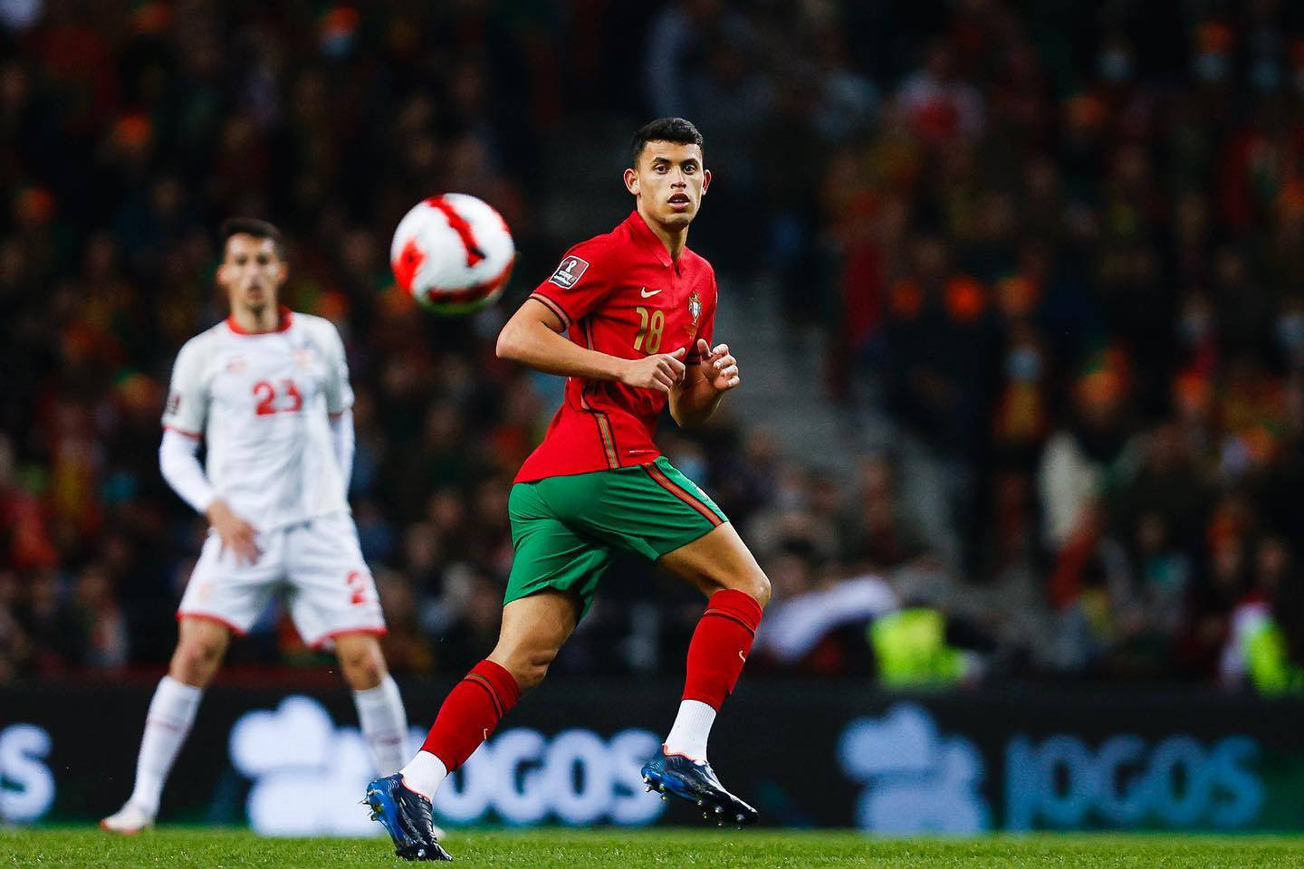 Matheus Nunes, red and green jersey, night match, HD Desktop Wallpaper