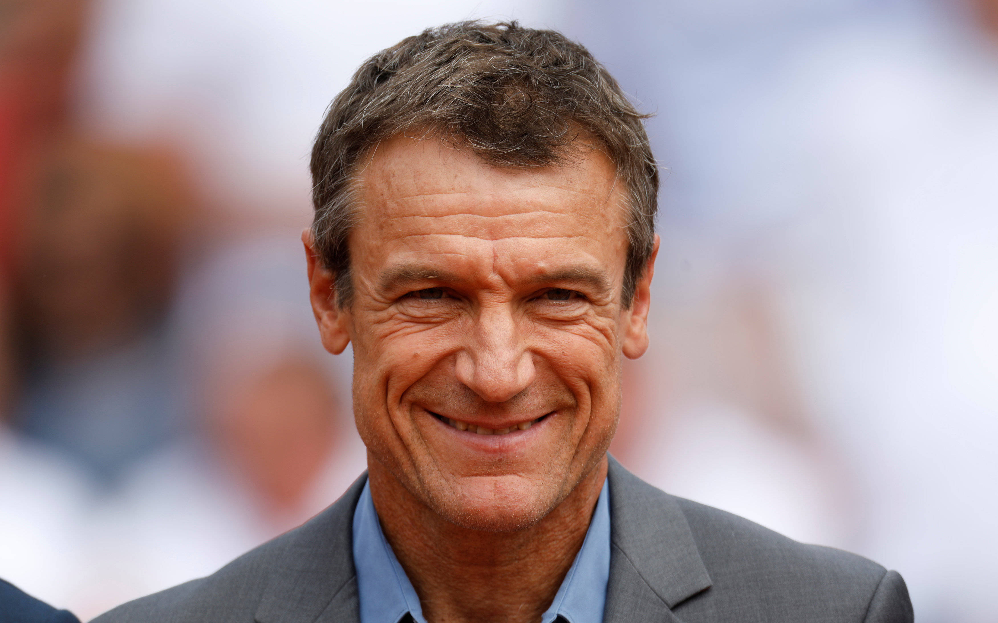 Mats Wilander, gray suit, blue shirt, 2K Desktop Wallpaper