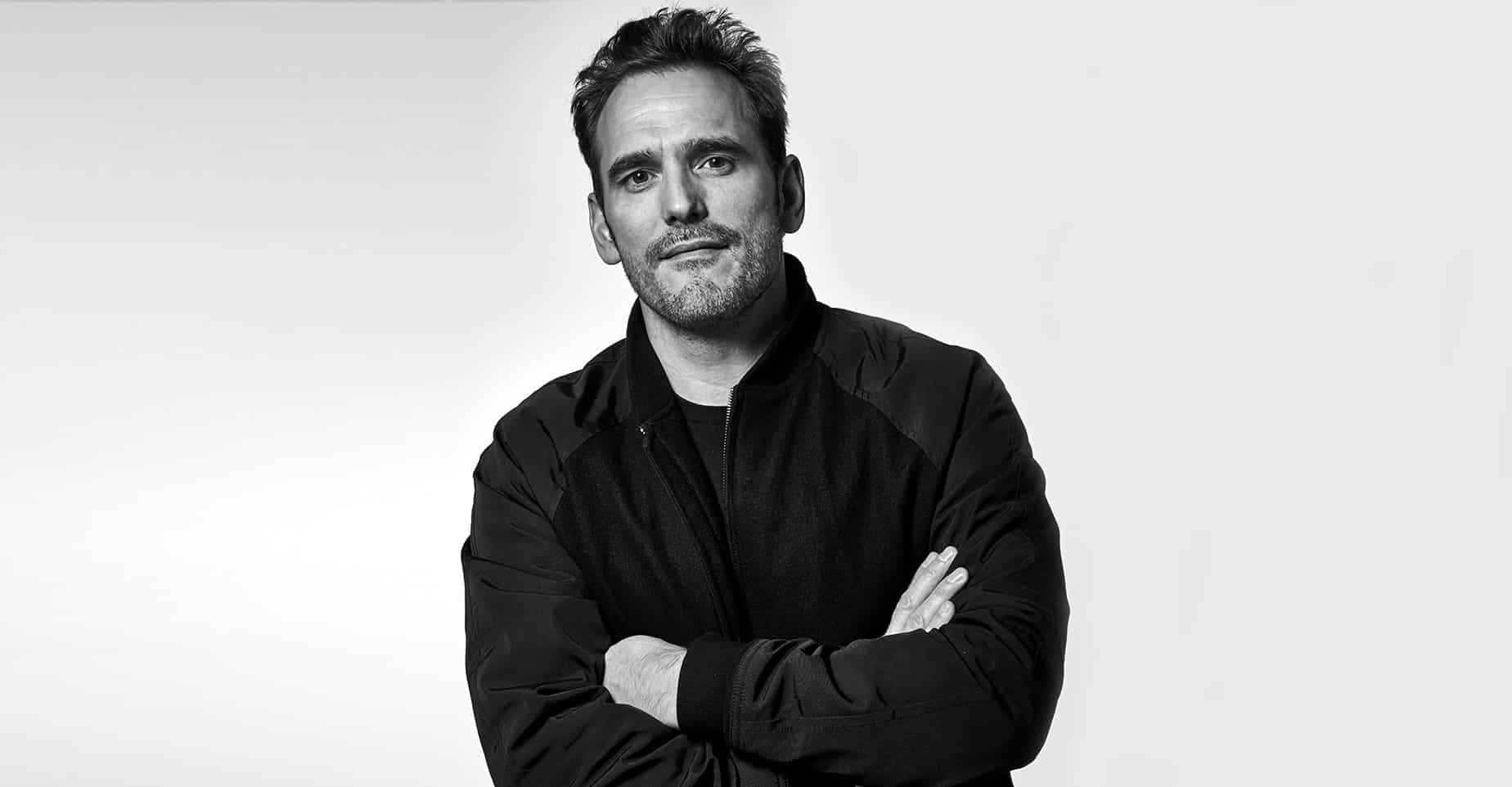 Matt Dillon, black and white studio portrait, arms crossed, HD Desktop Wallpaper