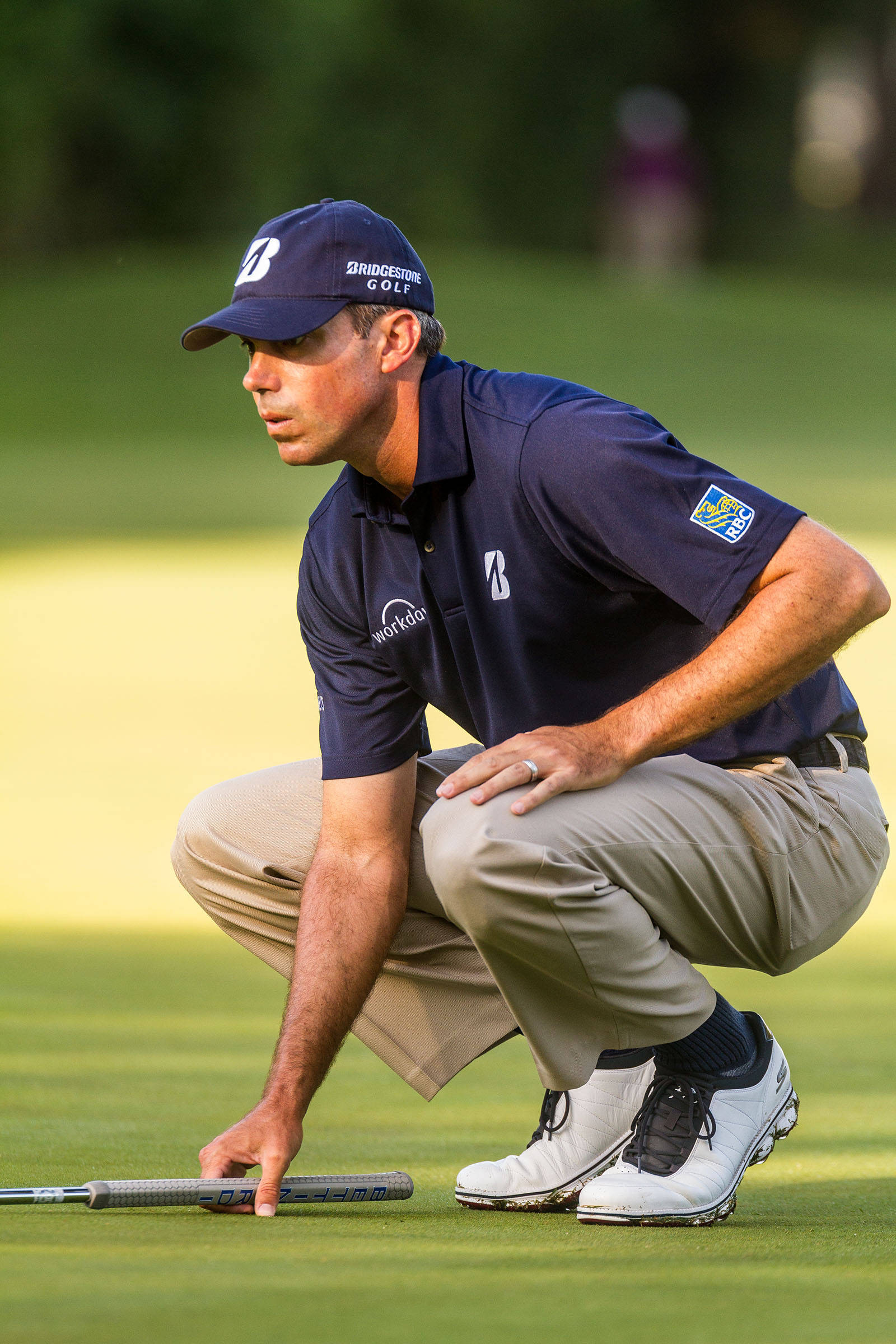 Matt Kuchar, crouch position, sunlit green, Full HD Phone Wallpaper