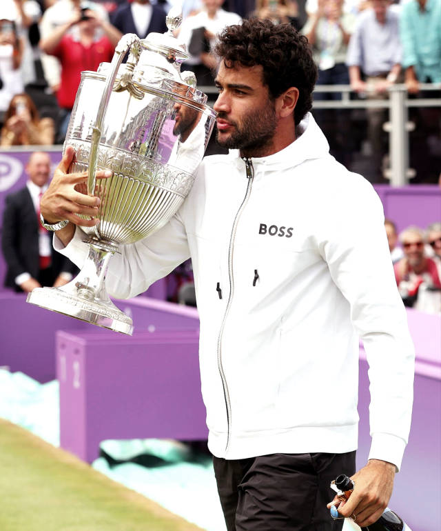 Matteo Berrettini, white hoodie, large silver trophy, SD Phone Wallpaper