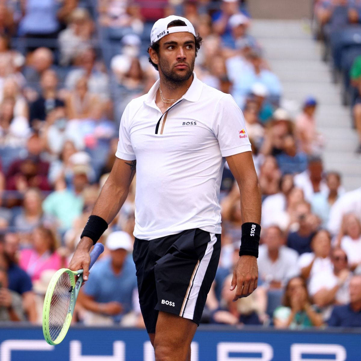 Matteo Berrettini, white BOSS gear, neon racket, SD Desktop Wallpaper