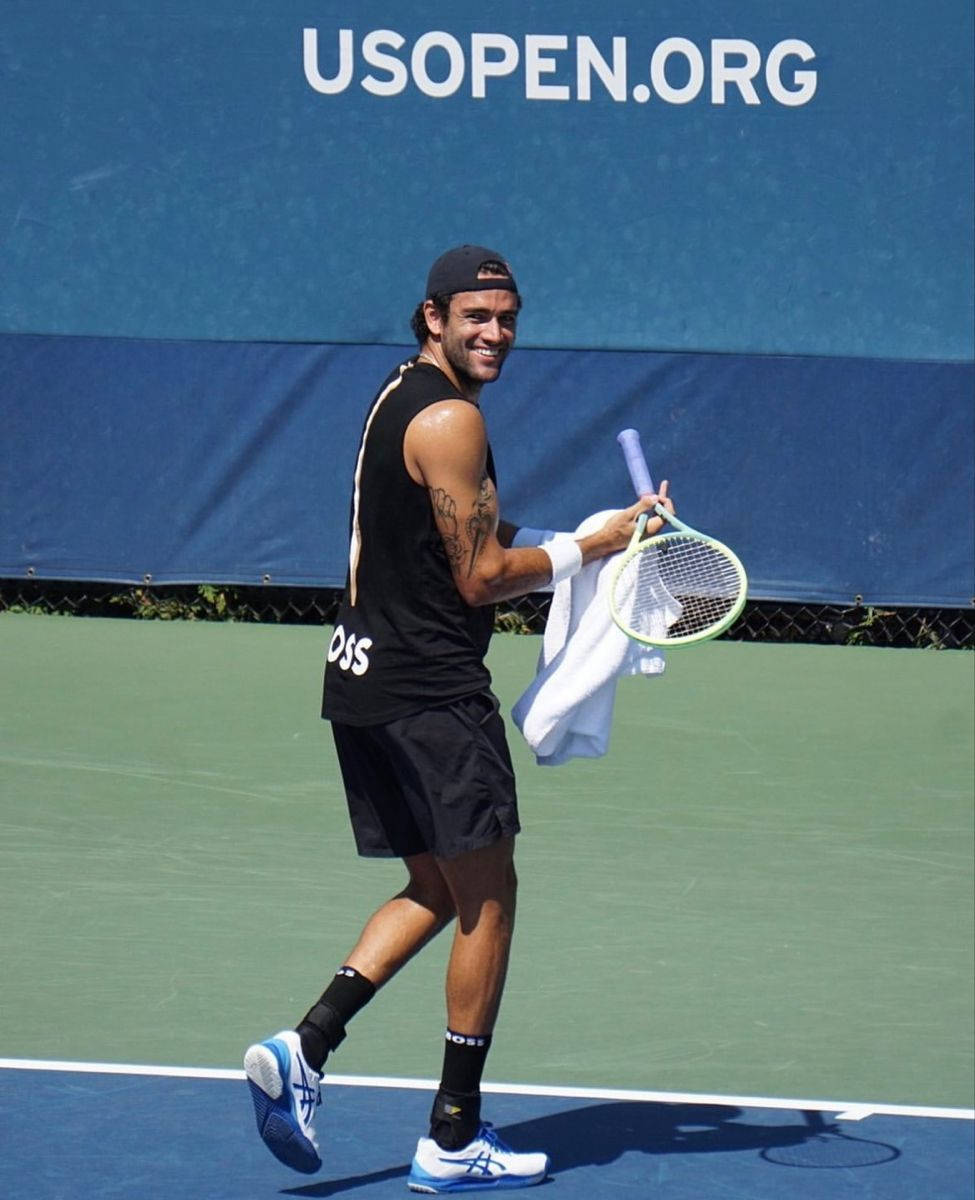 Matteo Berrettini, black gear, green court, SD Phone Wallpaper