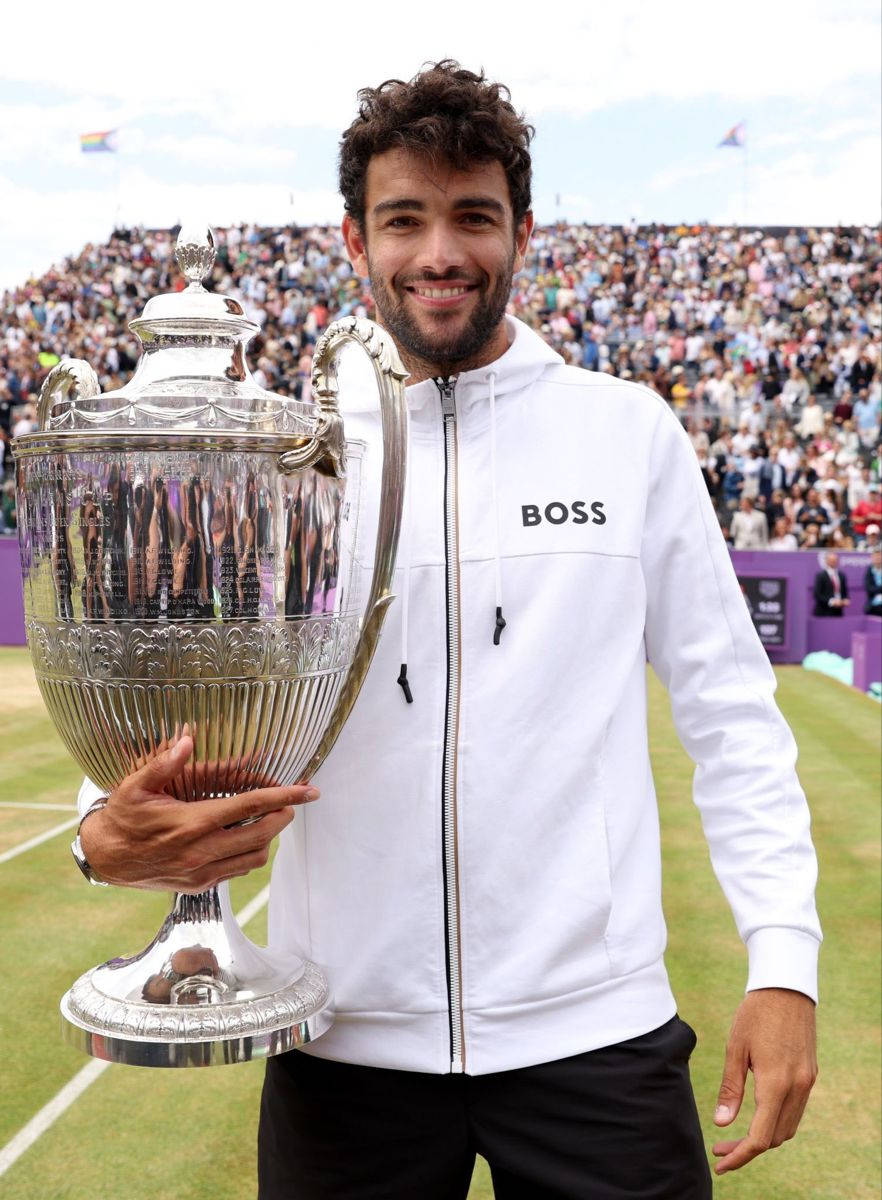 Matteo Berrettini, white hoodie, large silver trophy, SD Phone Wallpaper