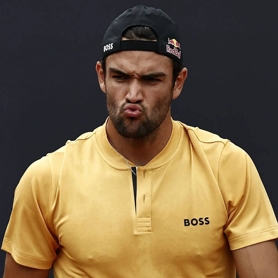 Matteo Berrettini, yellow BOSS shirt, black cap, SD Desktop Wallpaper