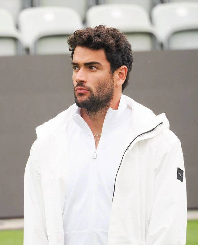 Matteo Berrettini, white zip-up jacket, stadium, SD Phone Wallpaper
