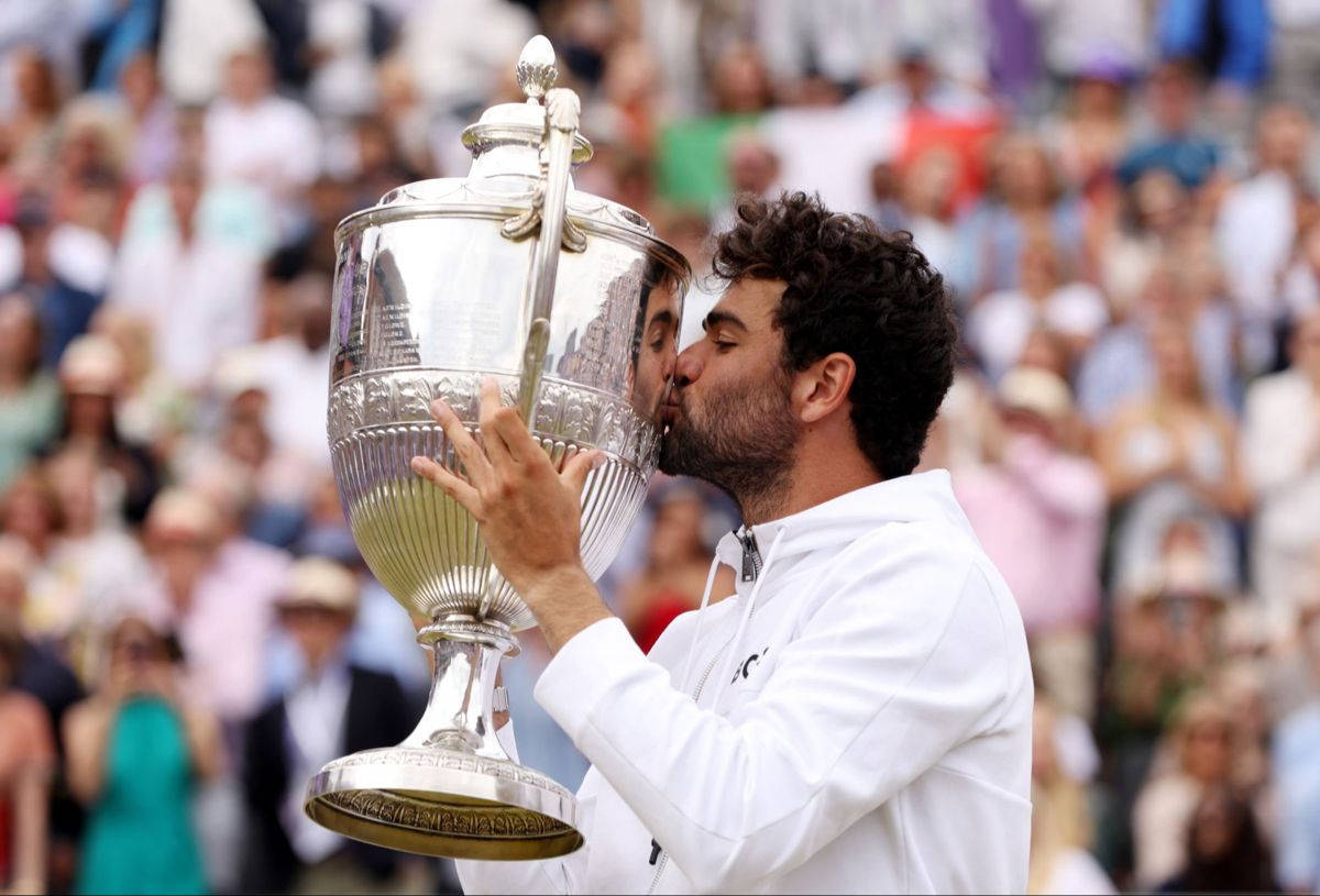 Matteo Berrettini, silver trophy, crowd, SD Desktop Wallpaper