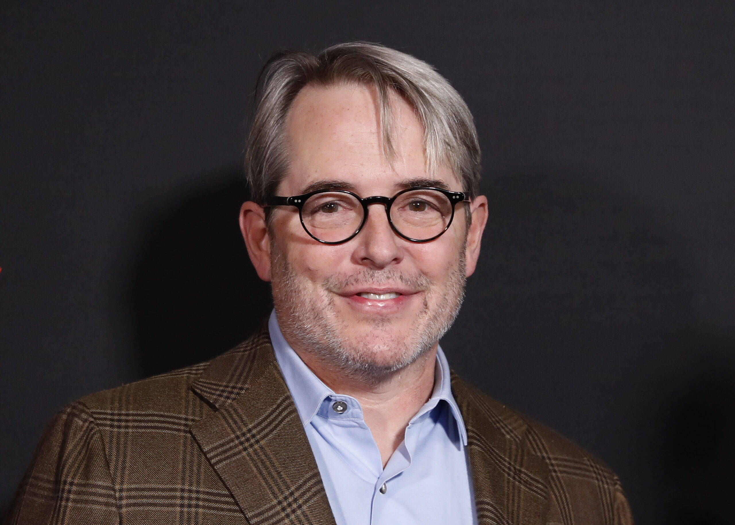 Matthew Broderick, gray hair, round glasses, 2K Desktop Wallpaper