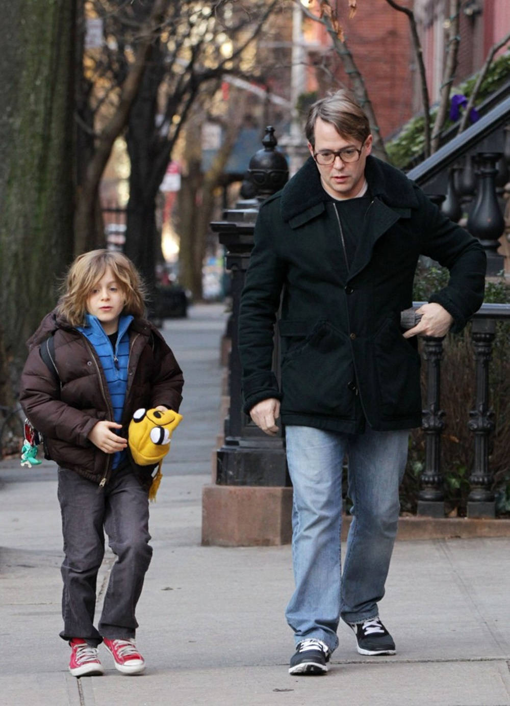 Matthew Broderick, son, city sidewalk, HD Phone Wallpaper