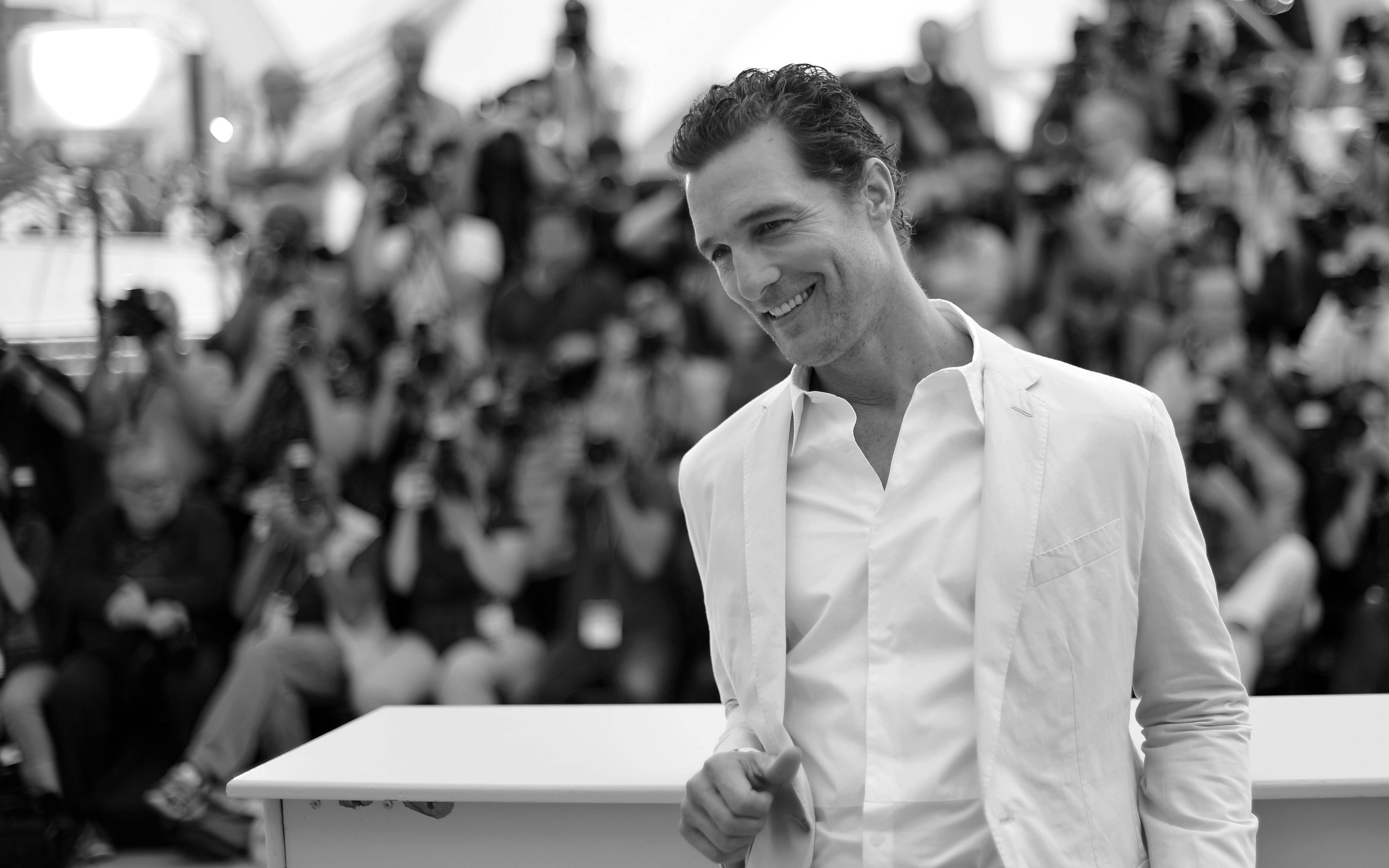 Matthew Mcconaughey, white suit, podium, 4K Desktop Wallpaper