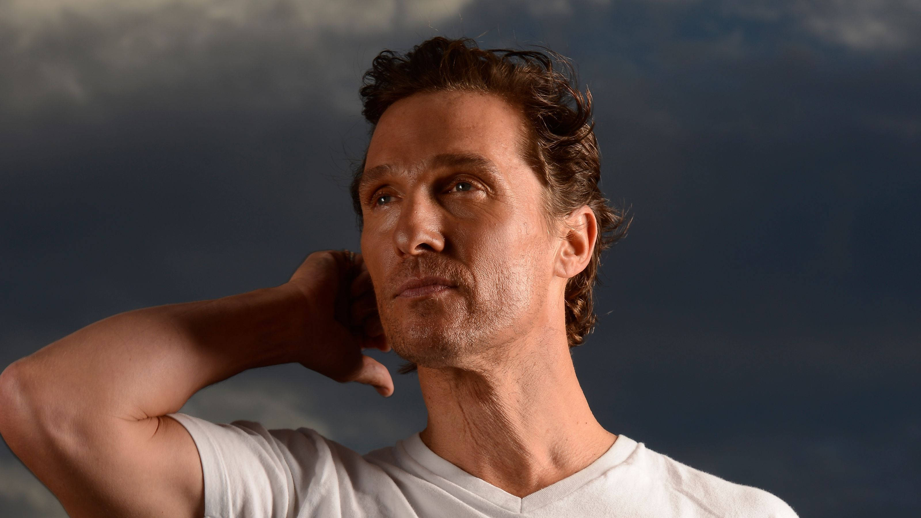 Matthew Mcconaughey, plain white shirt, tousled hair, 2K Desktop Wallpaper