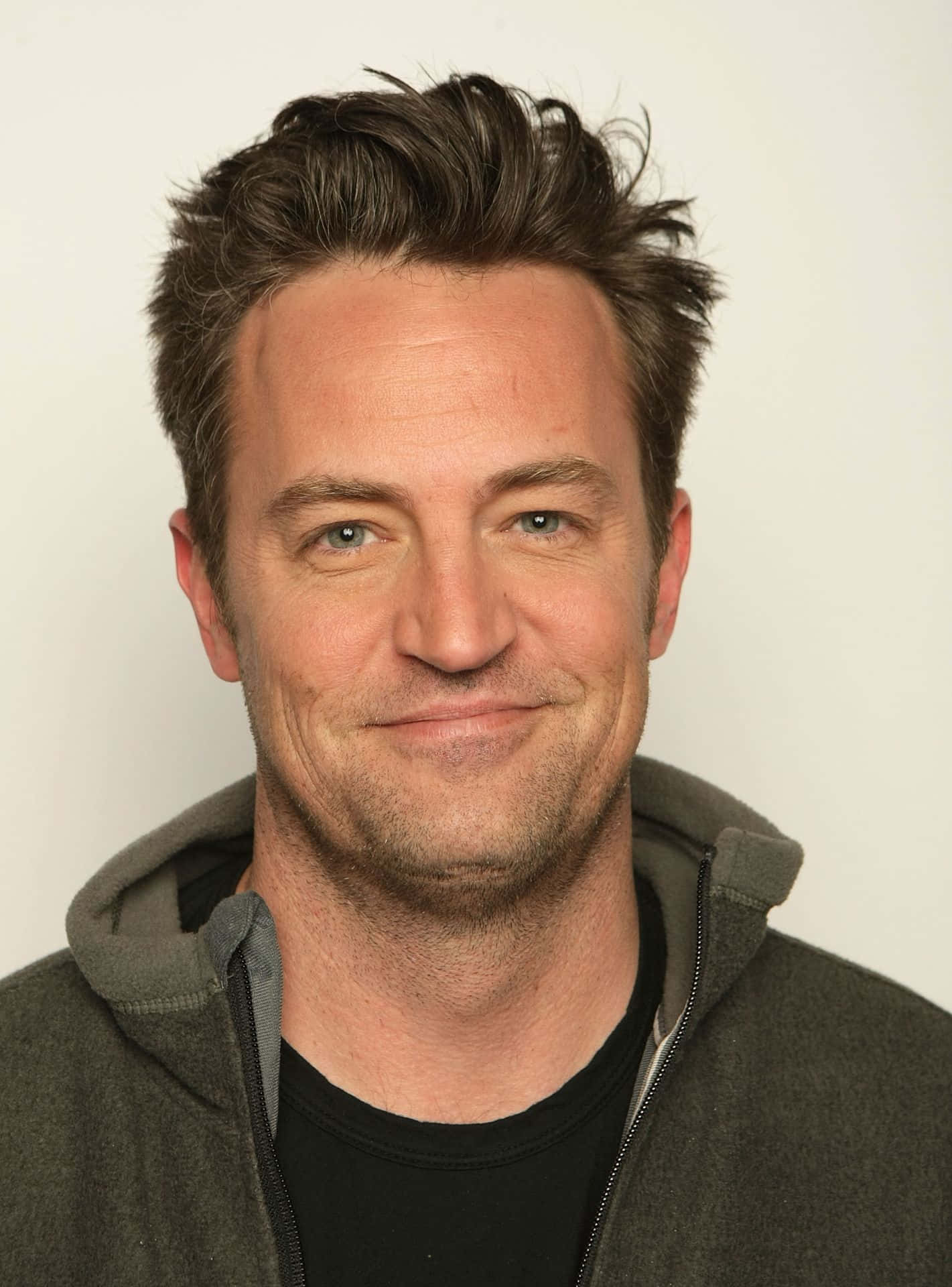 Matthew Perry, tousled brown hair, subtle smile, Full HD Phone Wallpaper