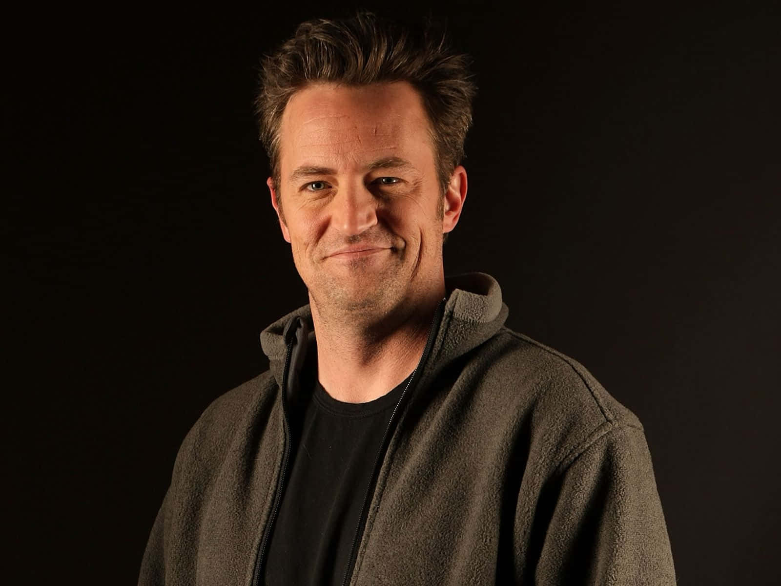 Matthew Perry, tousled hair, dark hoodie, HD Desktop Wallpaper