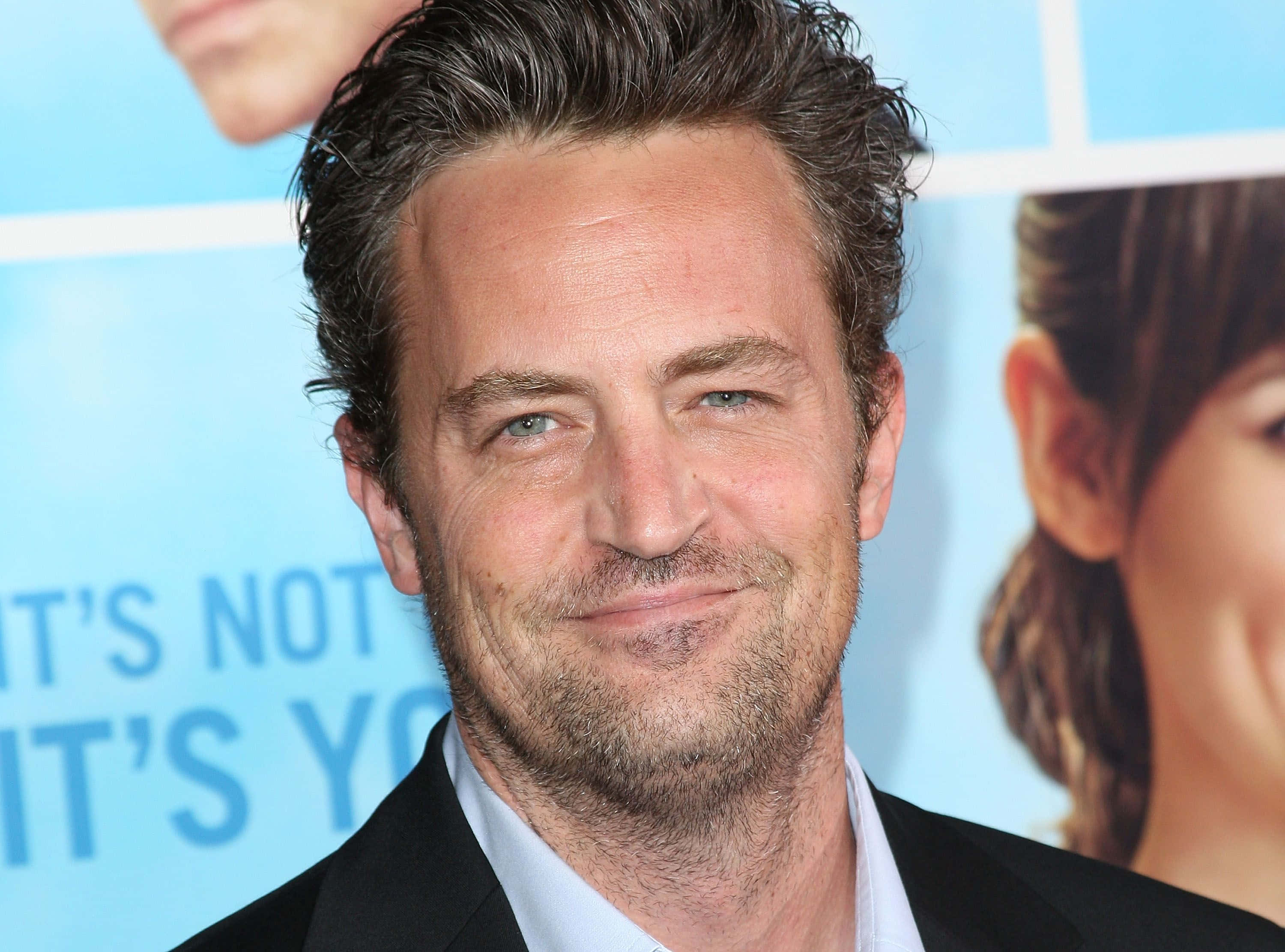 Matthew Perry, black suit, white shirt, 2K Desktop Wallpaper