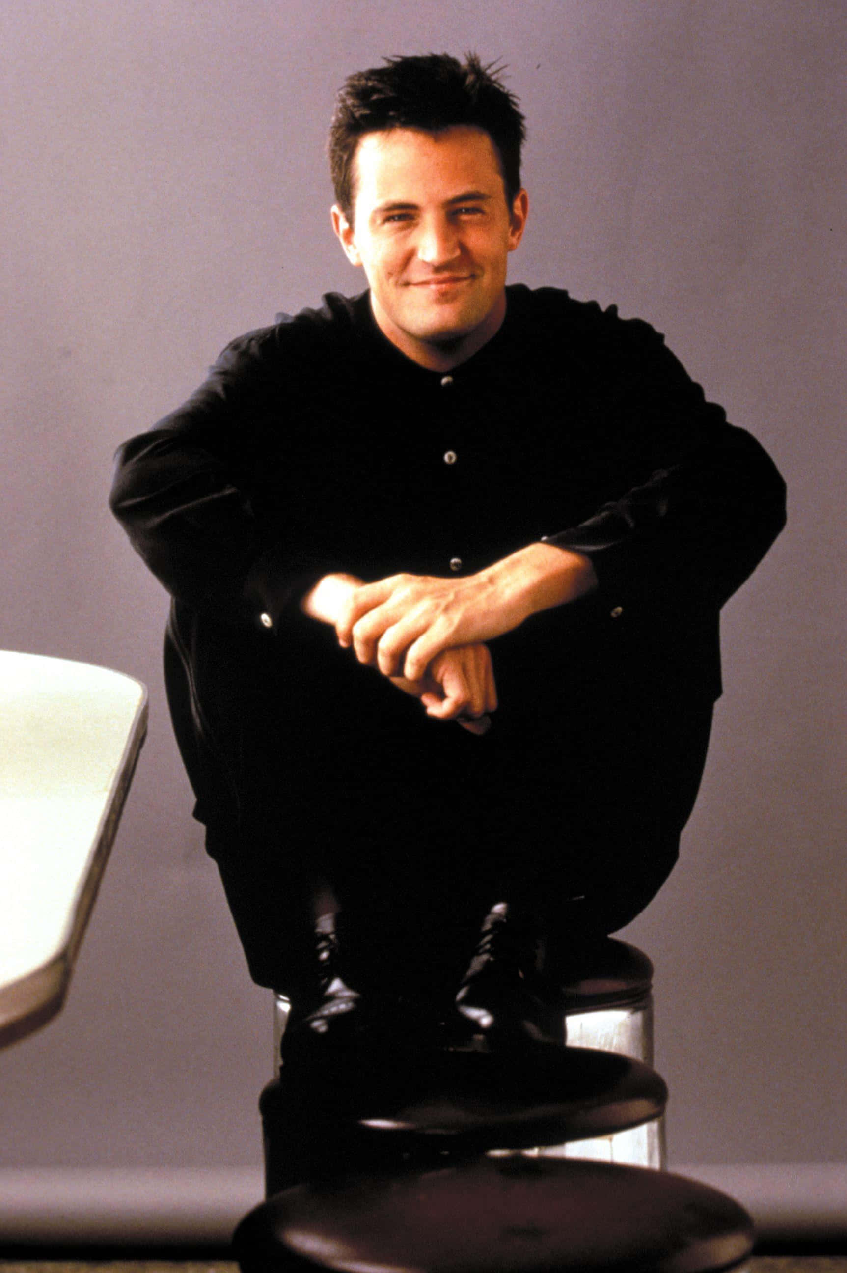 Matthew Perry, black shirt, stool, 2K Phone Wallpaper