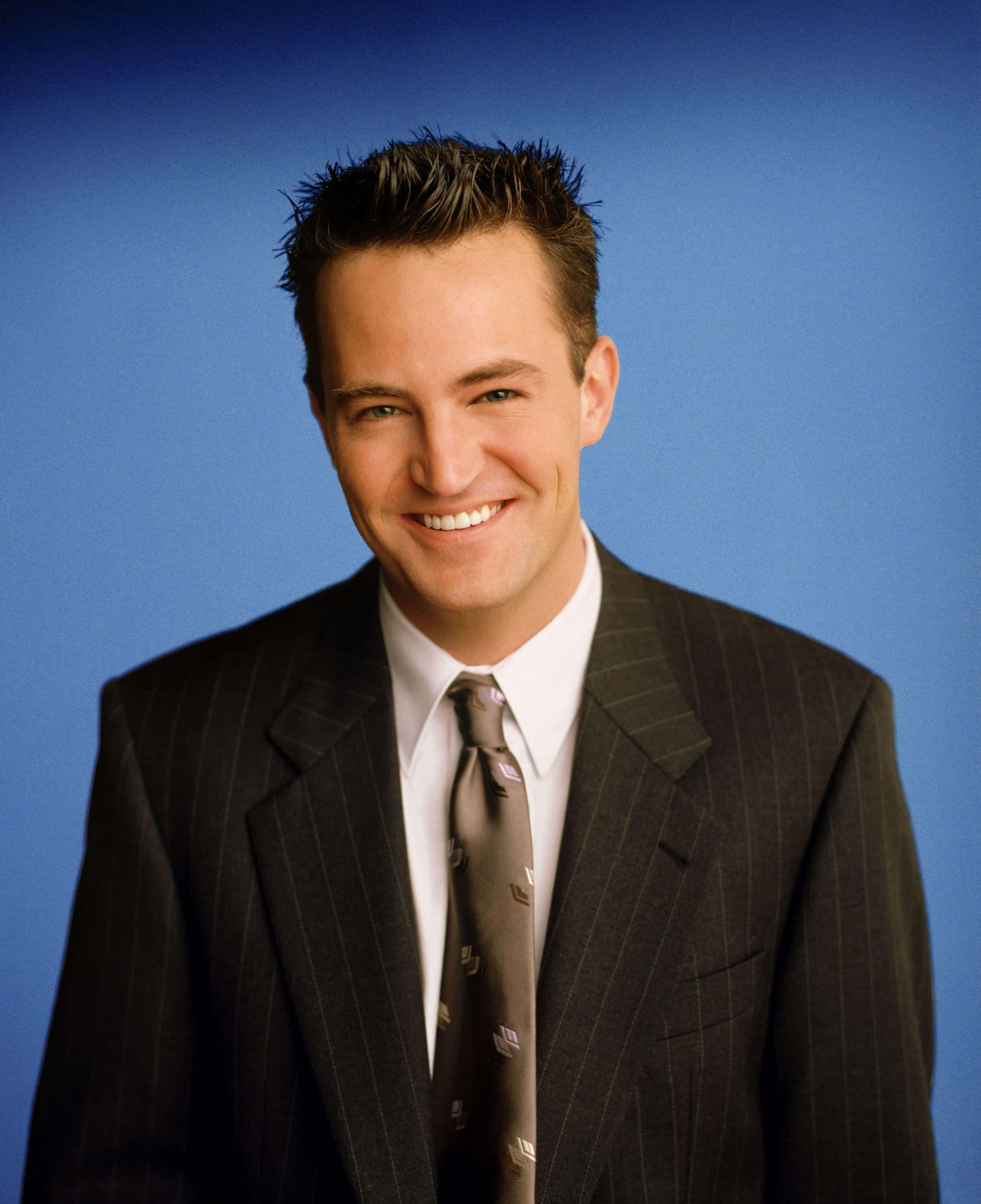 Matthew Perry, pinstripe suit, patterned tie, 2K Phone Wallpaper