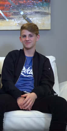 Matty B, light brown hair, white couch, SD Phone Wallpaper