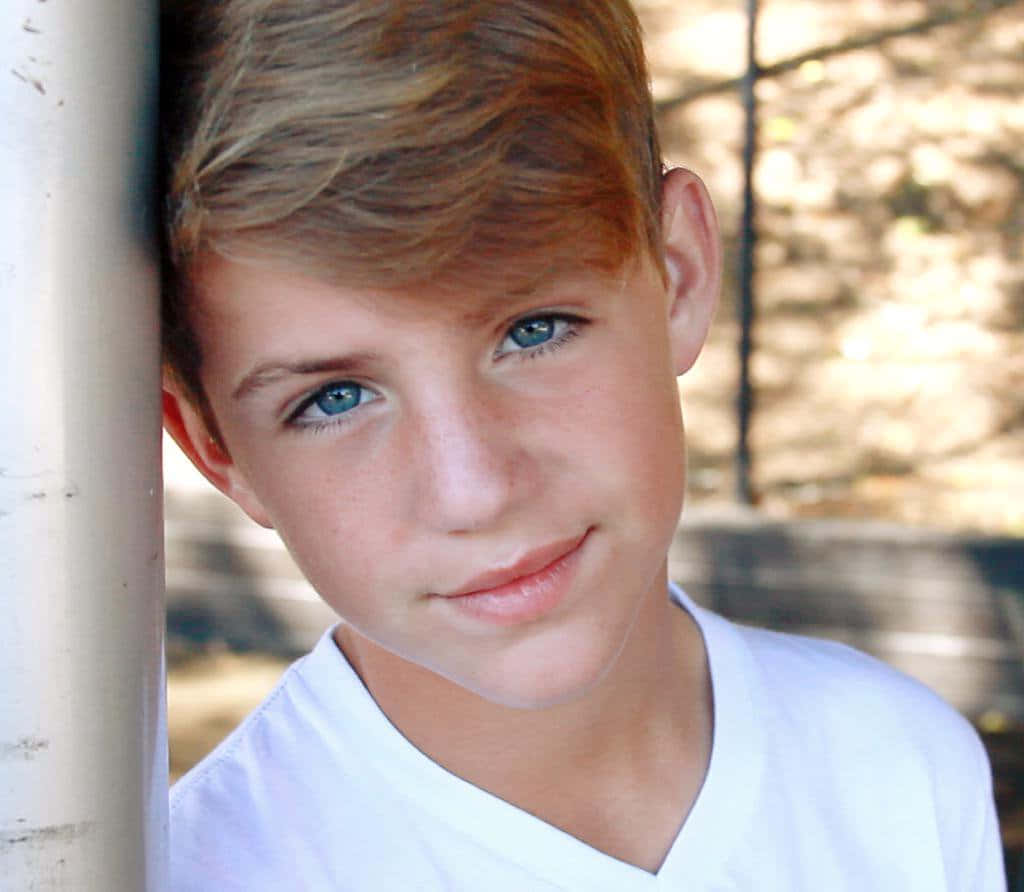 Matty B, white pole, bright blue eyes, SD Desktop Wallpaper