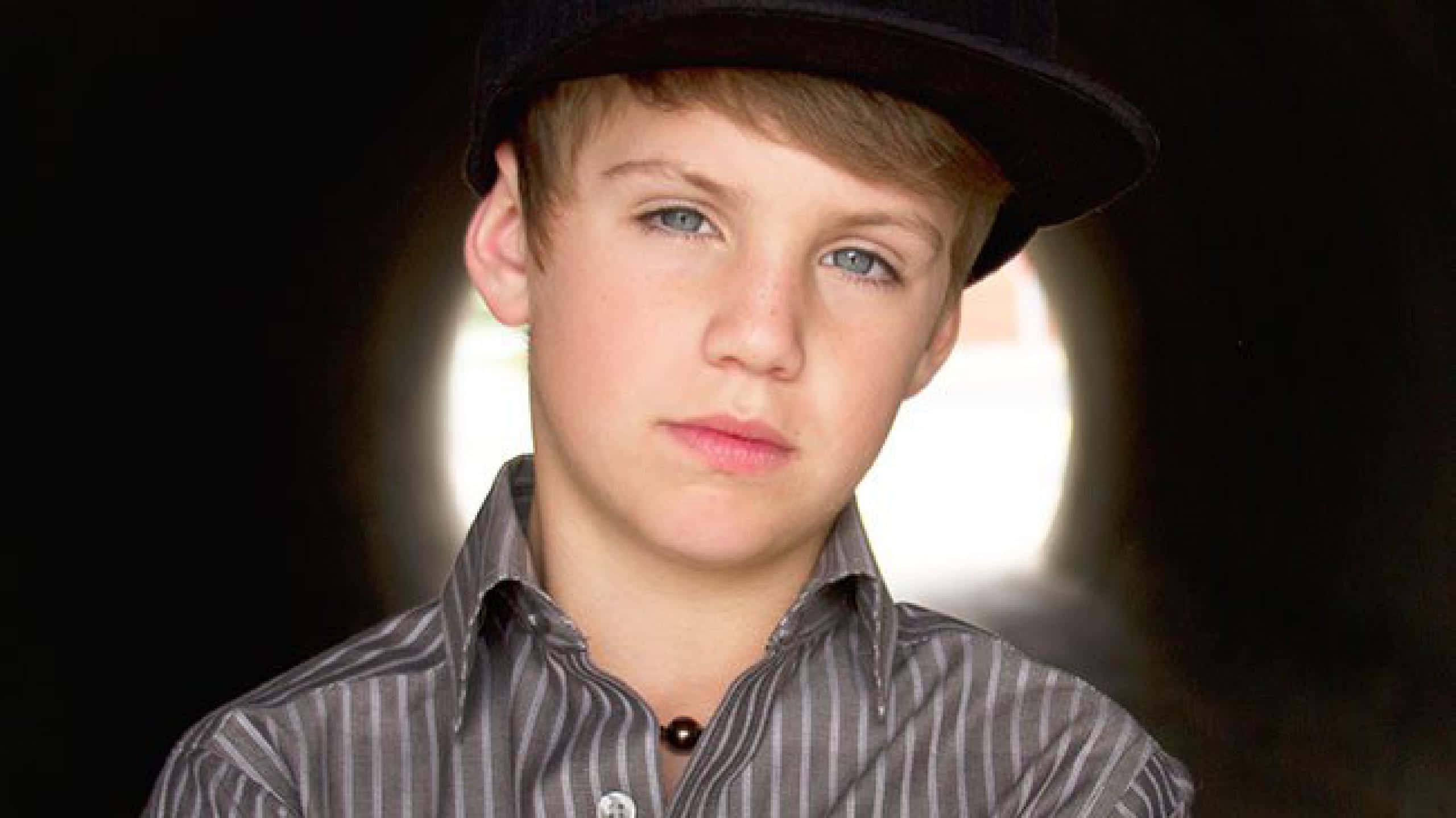 Matty B, black hat, blue eyes, 2K Desktop Wallpaper