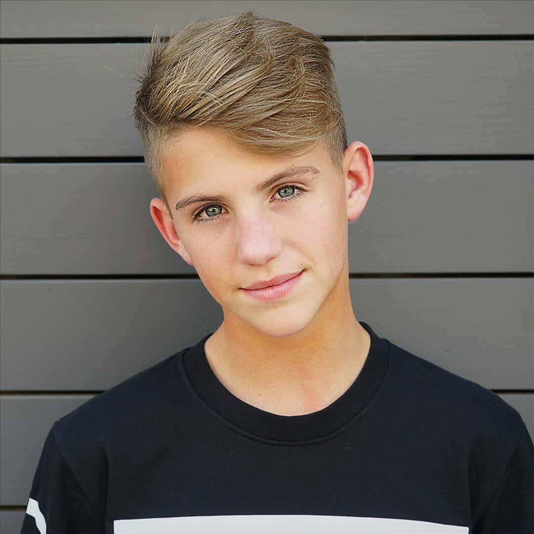 Matty B, blonde hair, green eyes, SD Desktop Wallpaper