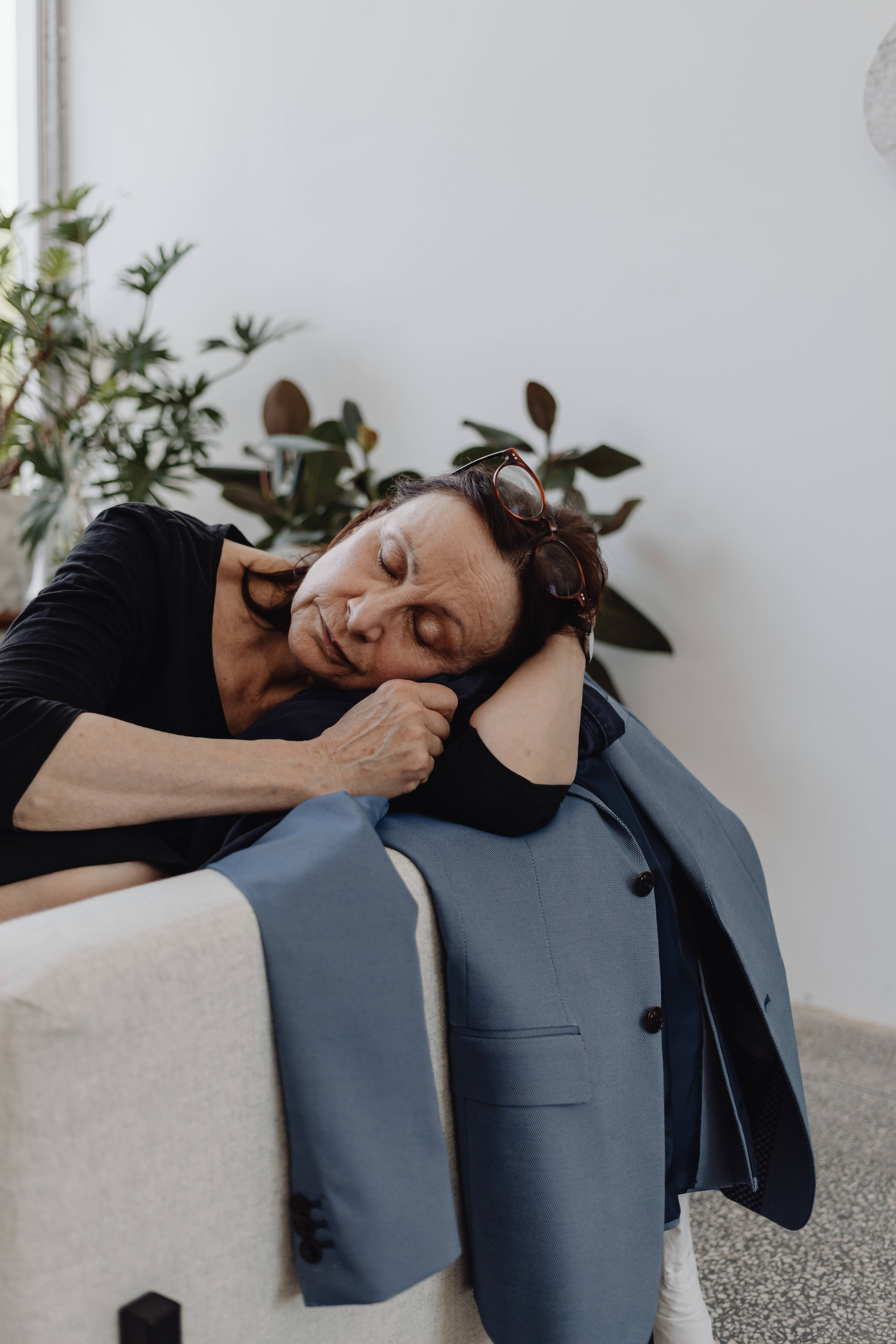mature business woman, light gray couch, blue blazer, 5K Phone Wallpaper