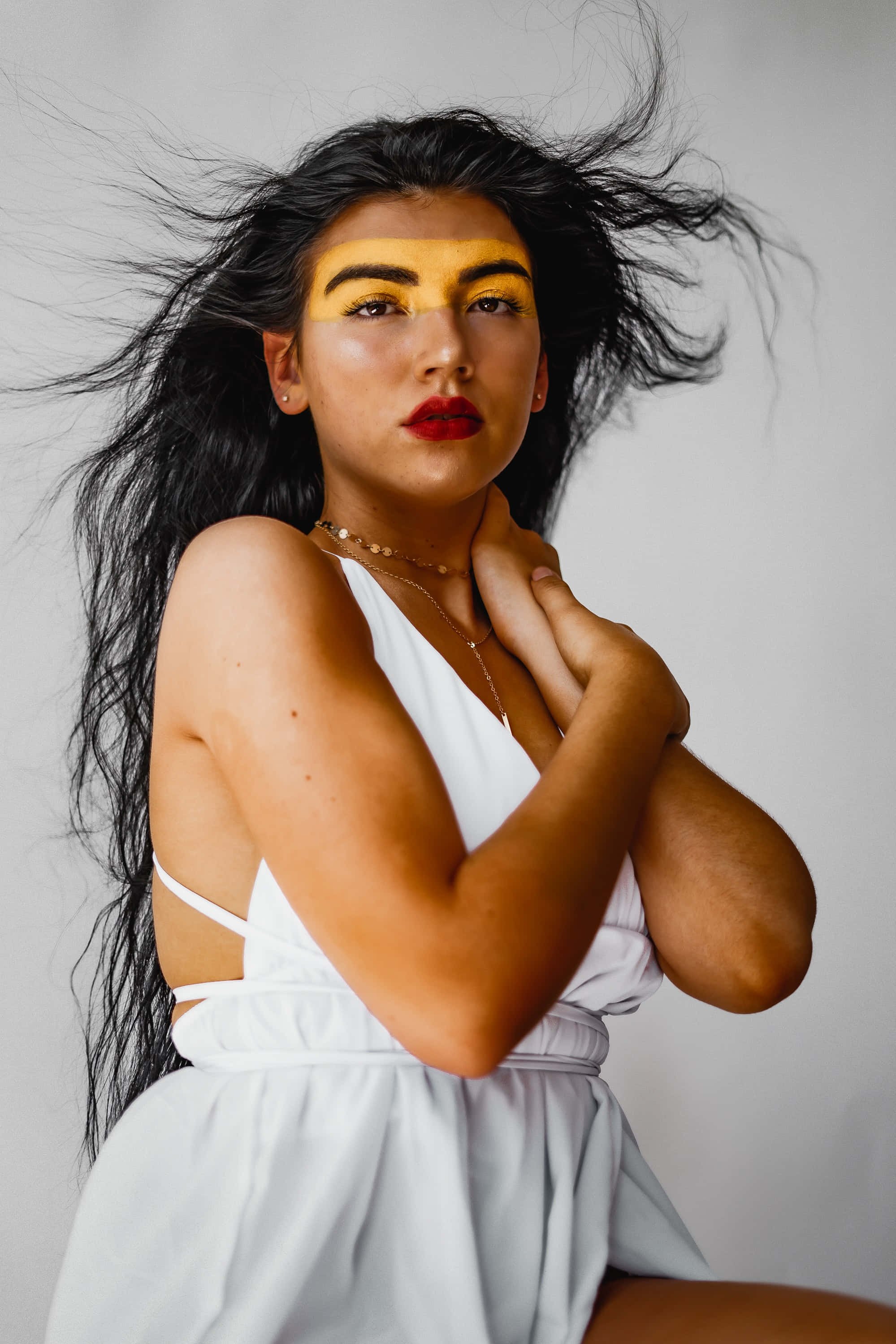 brown skinned mujer madura, flowing dark hair, bold yellow eye makeup, 2K Phone Wallpaper