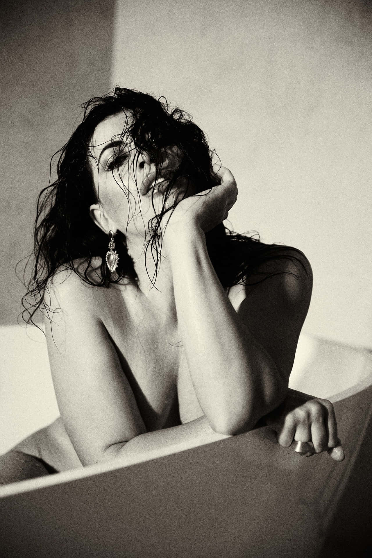 mujer madura, bathtub, wet dark hair, Full HD Phone Wallpaper