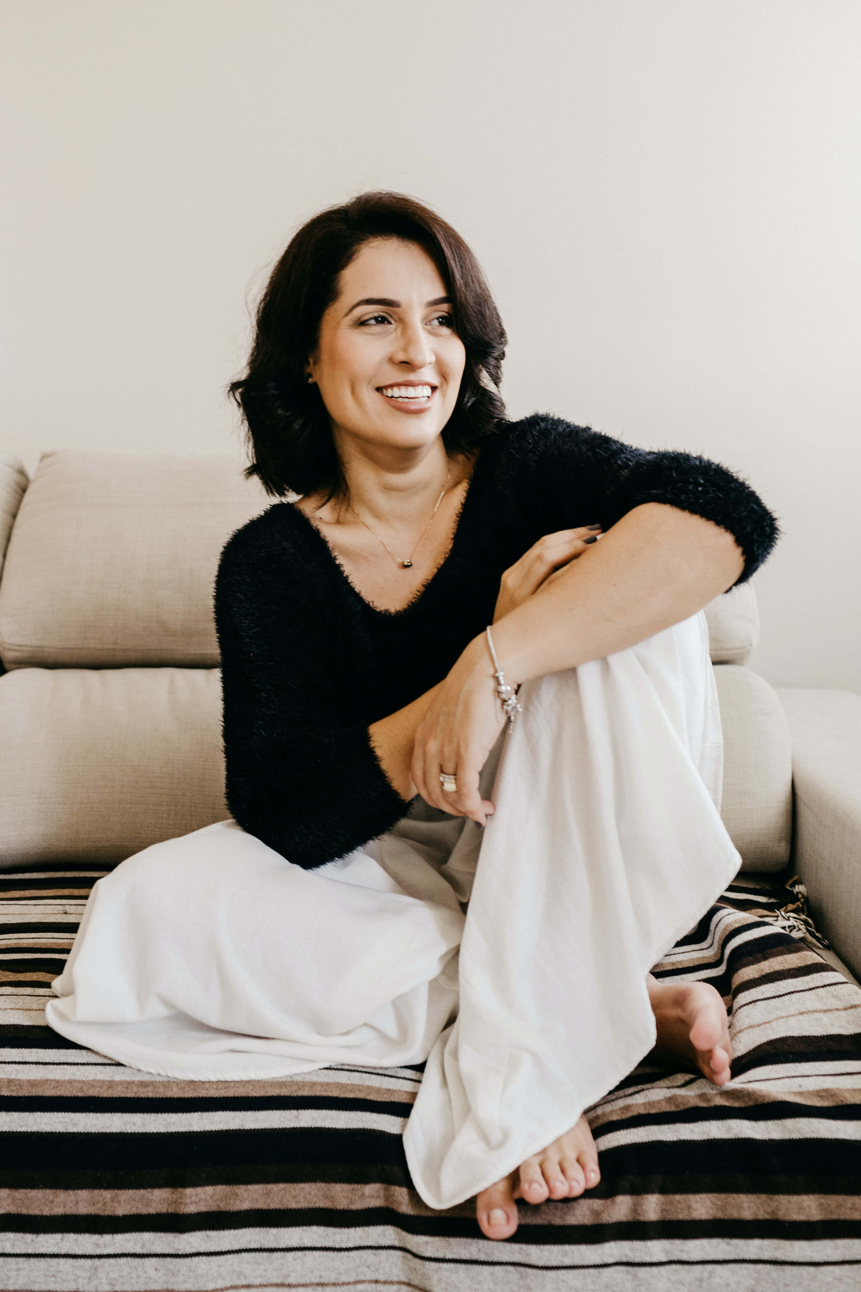 mujer madura, black sweater, white pants, 4K Phone Wallpaper