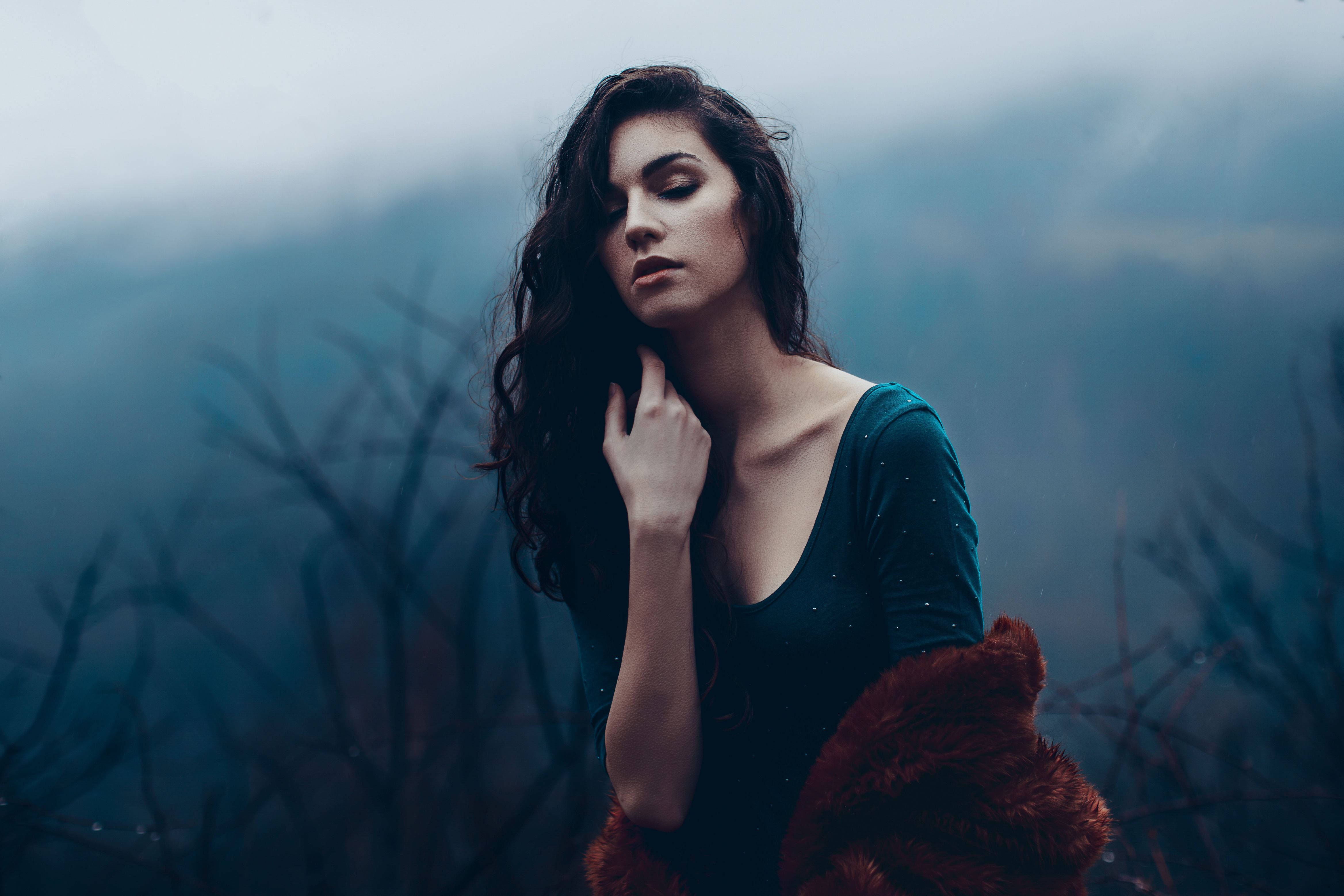dark forest, teal dress, brown fur stole, 4K Desktop Wallpaper