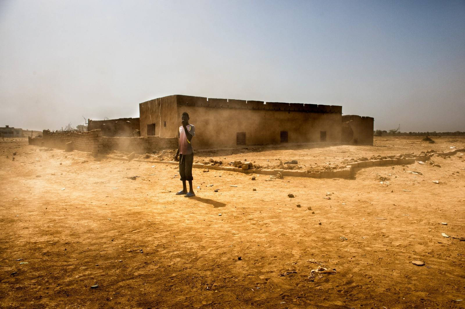 Mauritania, dusty field, weathered mud-brick building, HD Desktop Wallpaper
