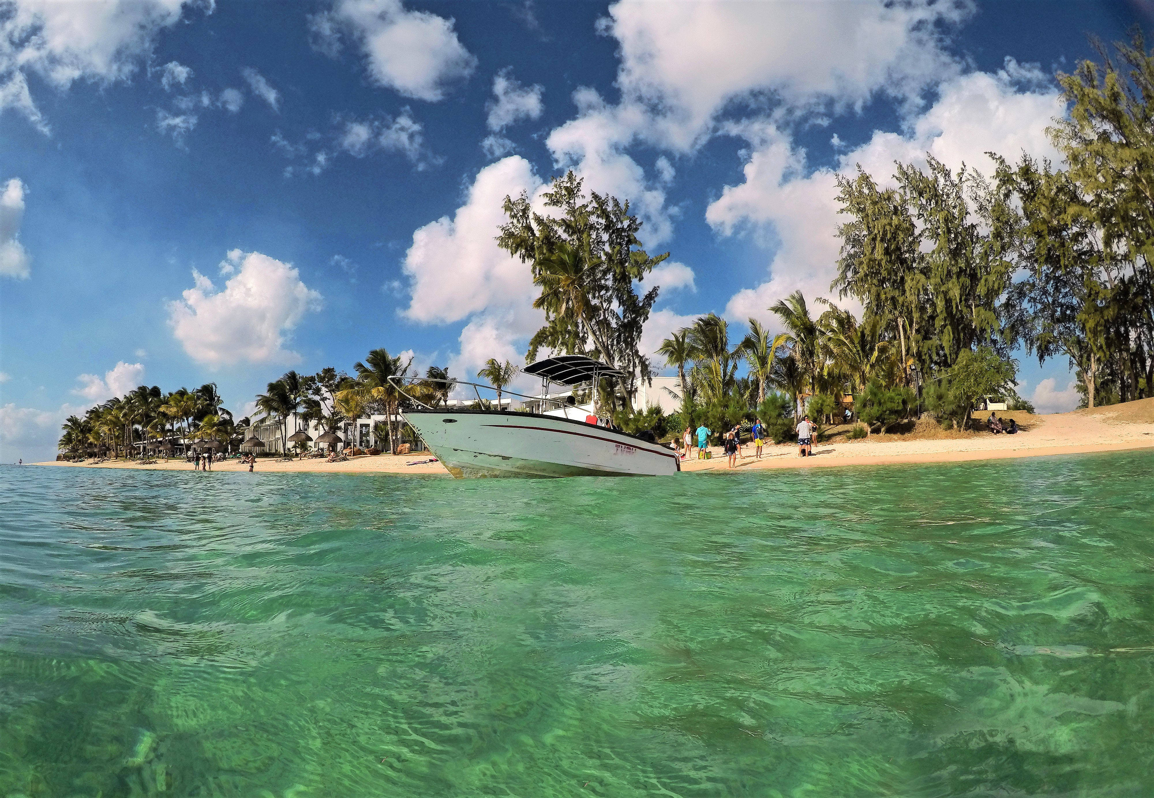 Mauritius, green sea, white boat, 4K Desktop Wallpaper