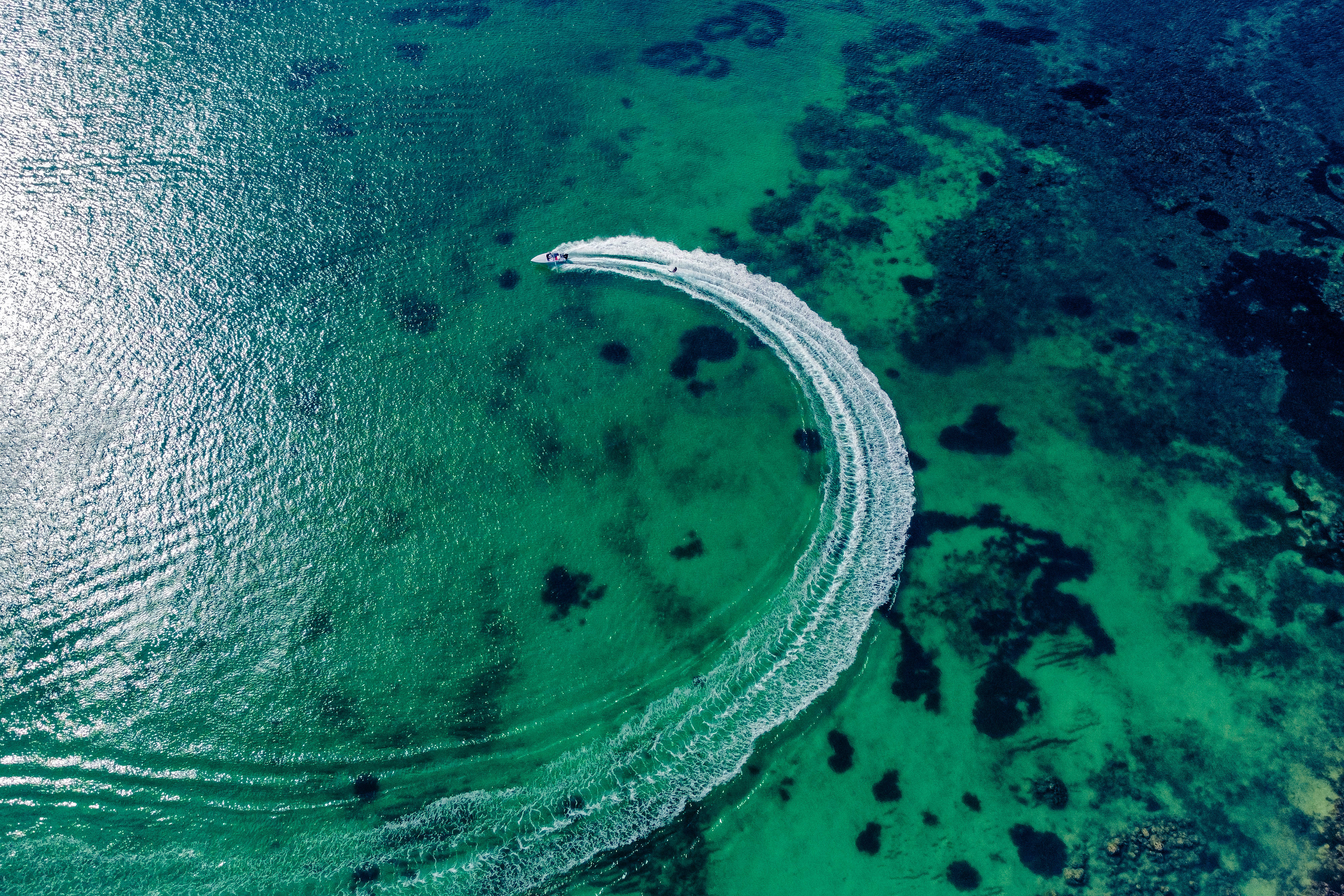 speed boat, Mauritius ocean, vibrant turquoise waters, 4K Desktop Wallpaper