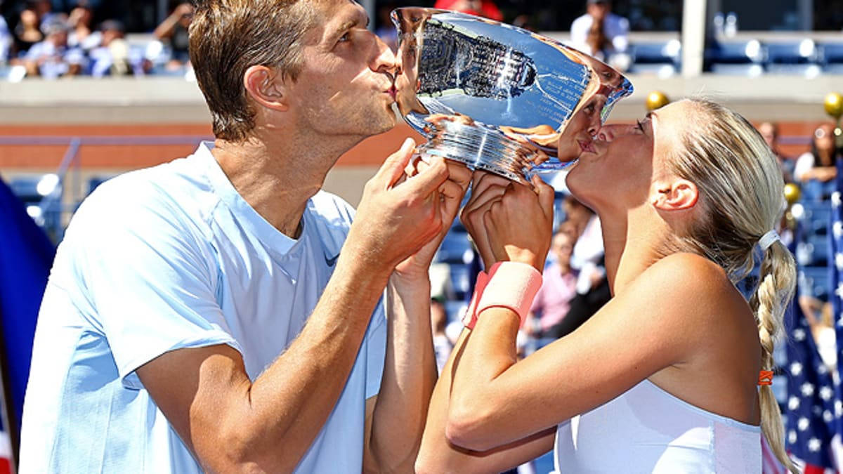 Max Mirnyi, gleaming silver trophy, sunlit court, SD Desktop Wallpaper
