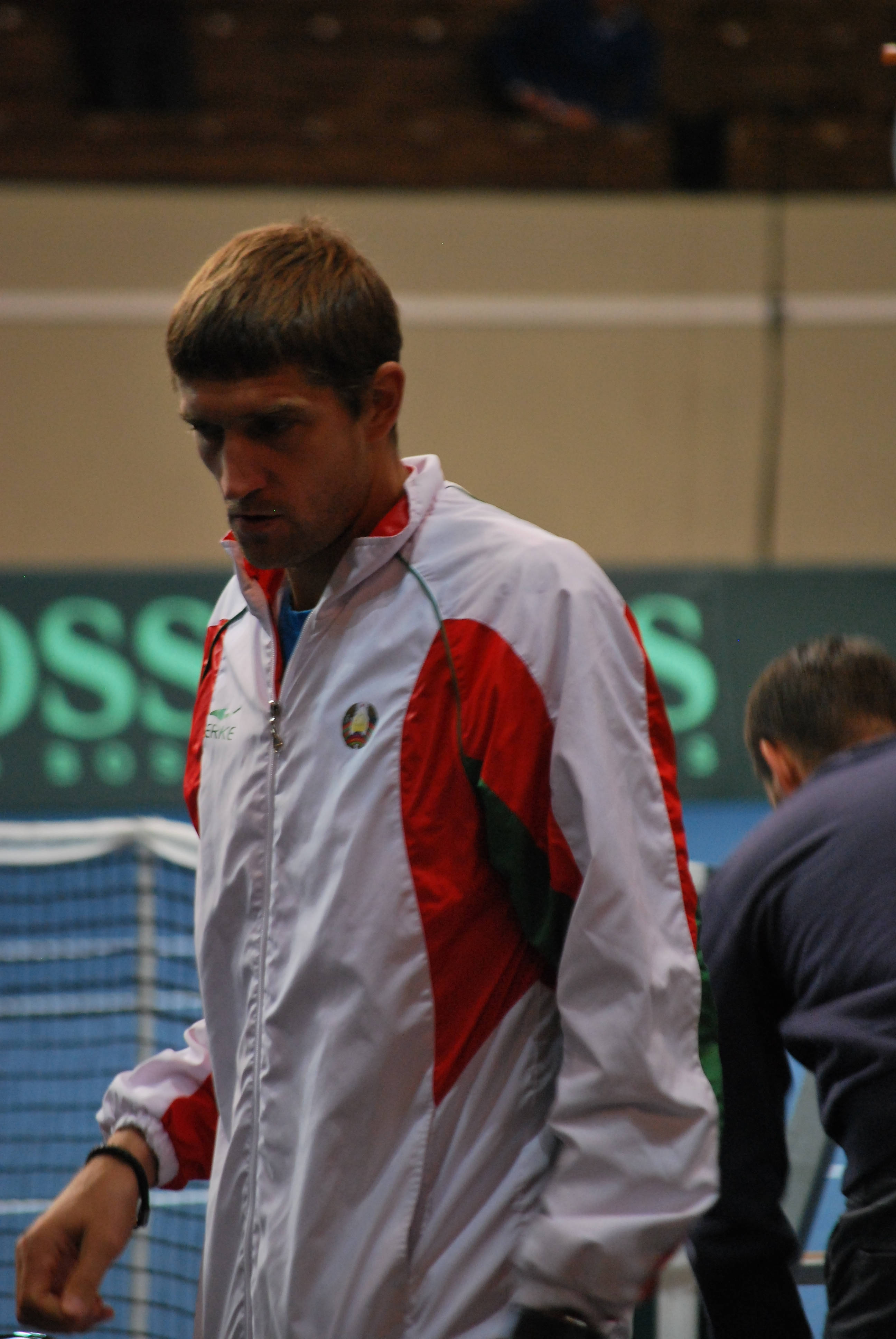 Max Mirnyi, white red and green jacket, indoor court, 4K Phone Wallpaper
