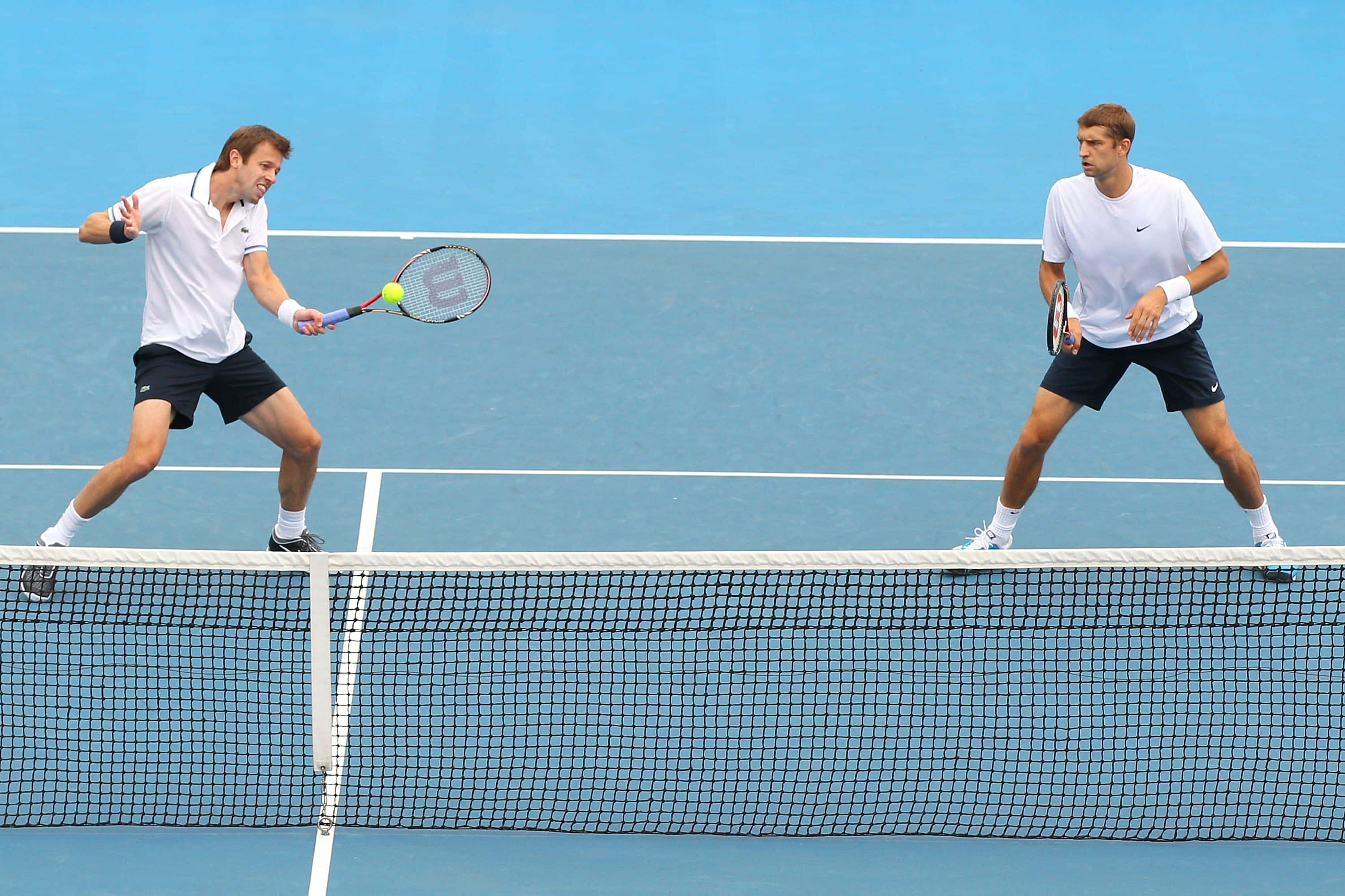Max Mirnyi, doubles match, vibrant blue hard court, 2K Desktop Wallpaper