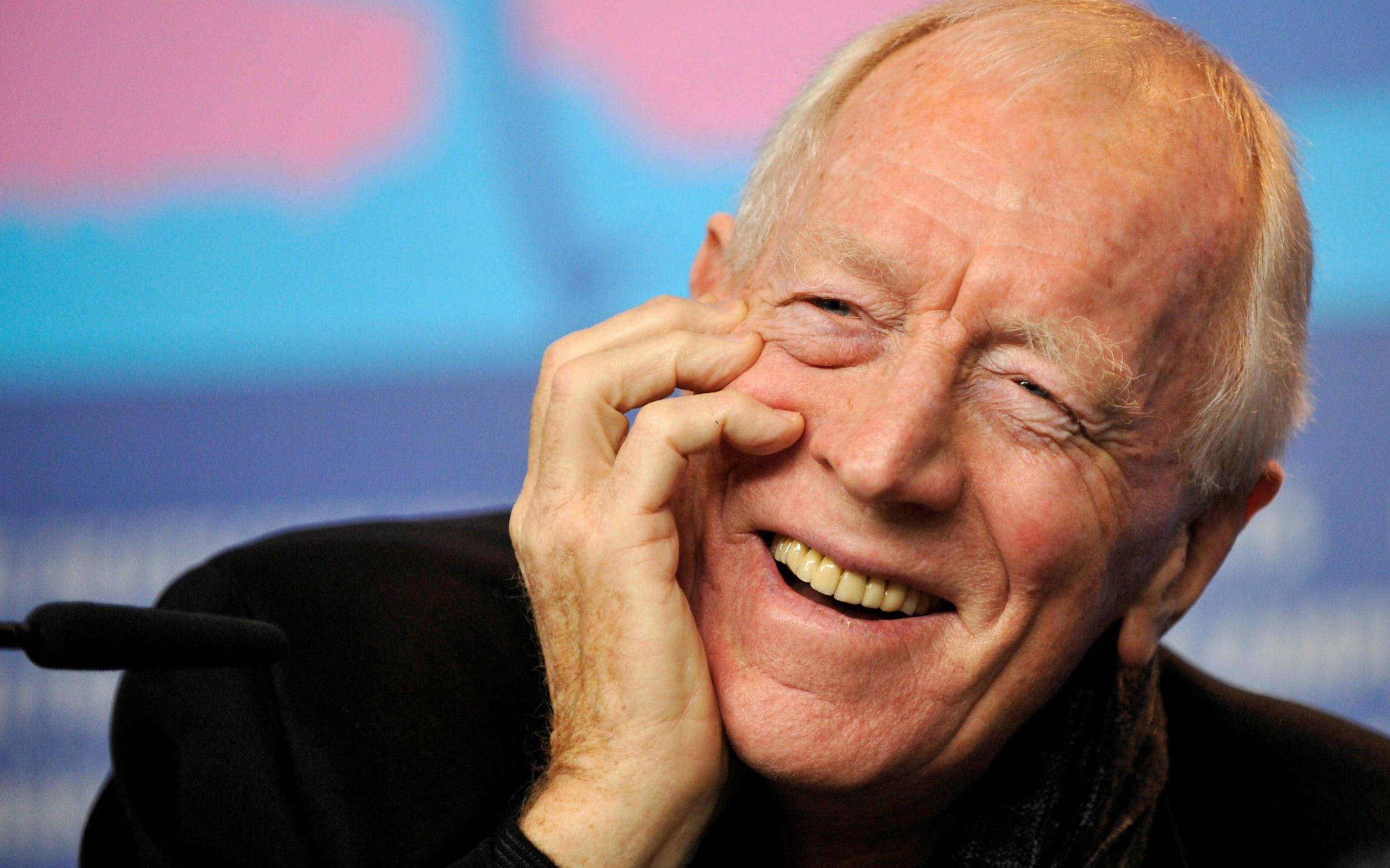 Max Von Sydow, press conference, pink and blue background, Full HD Desktop Wallpaper