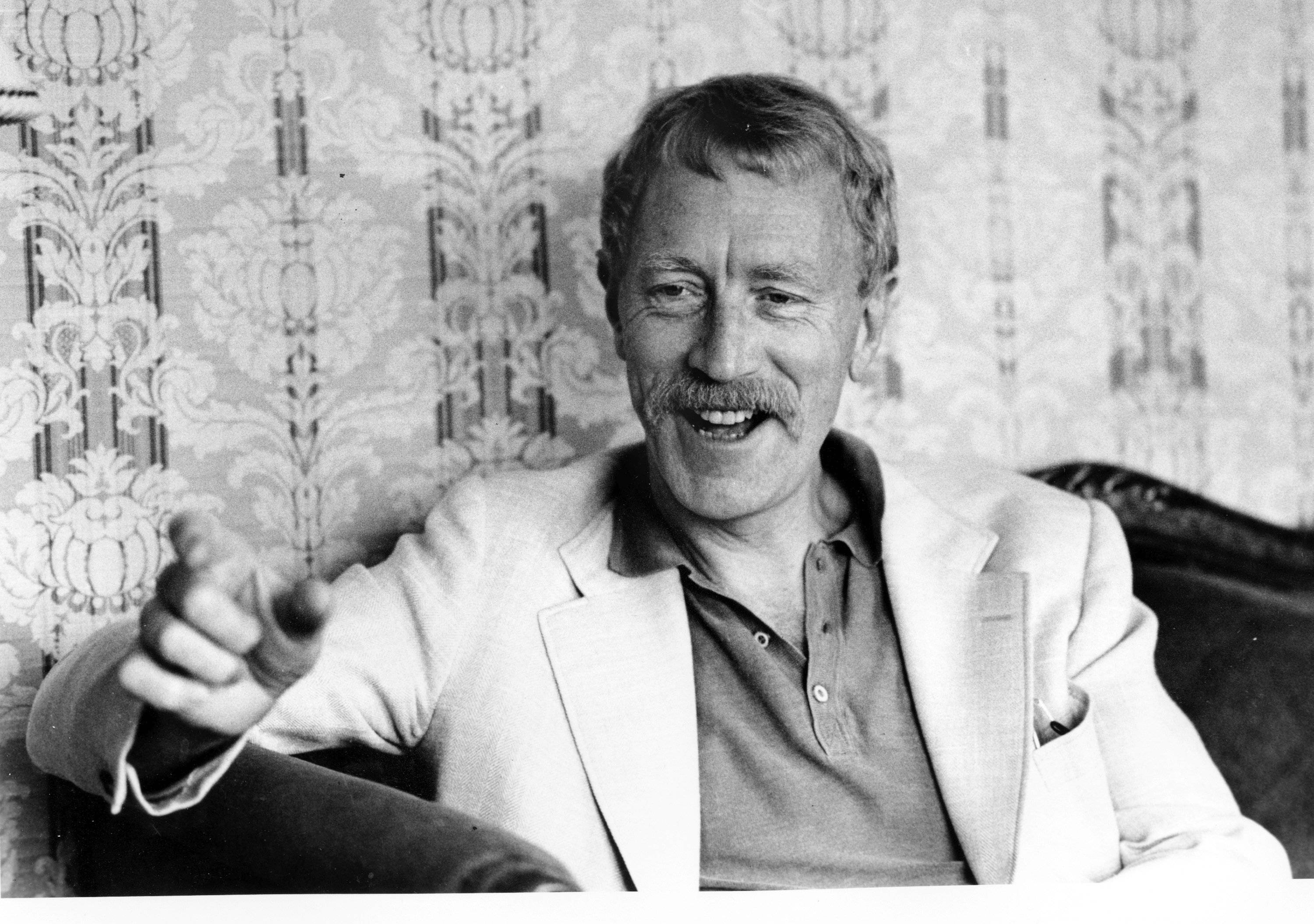 Max Von Sydow, mustache, ornate wallpaper, 2K Desktop Wallpaper