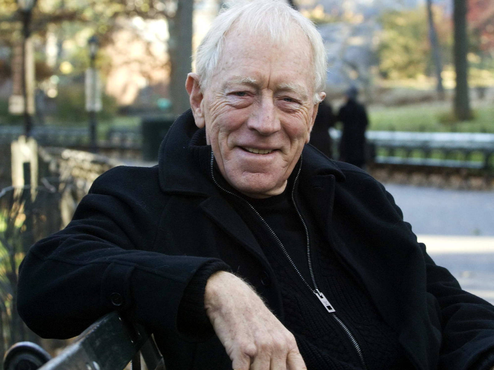 Max Von Sydow, park bench, autumn light, HD Desktop Wallpaper