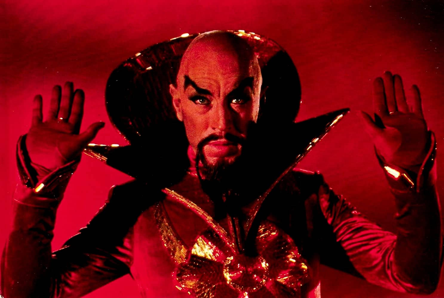 Max Von Sydow, gold and black costume, dramatic makeup, HD Desktop Wallpaper