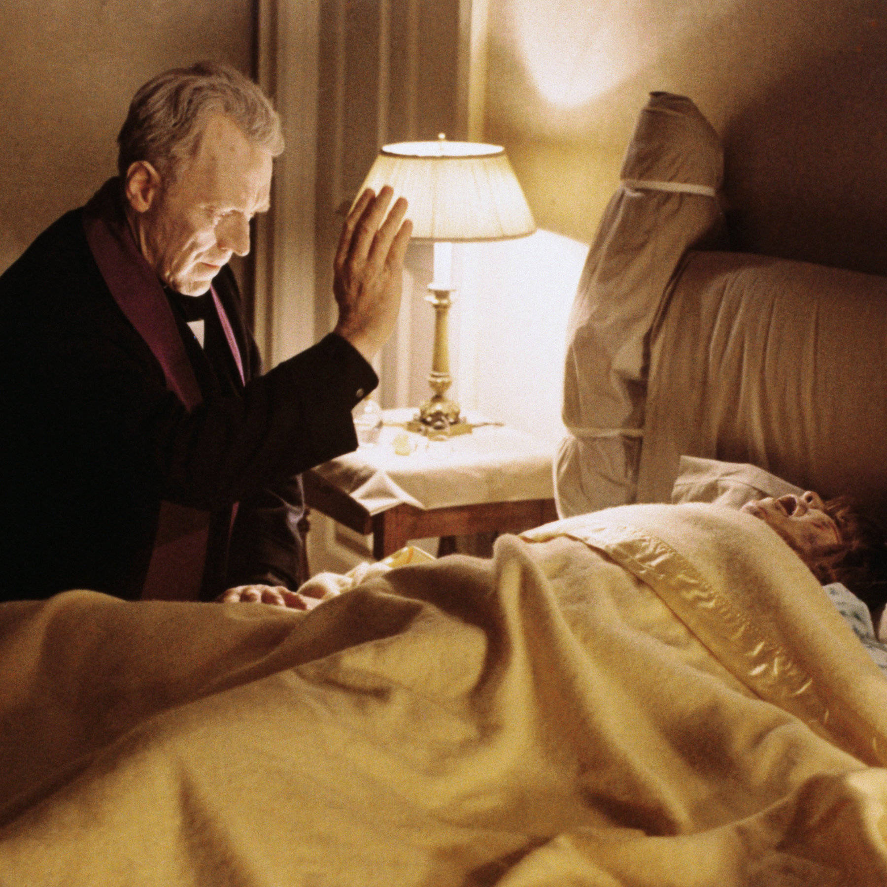 Max Von Sydow, elderly priest, bed, HD Phone Wallpaper