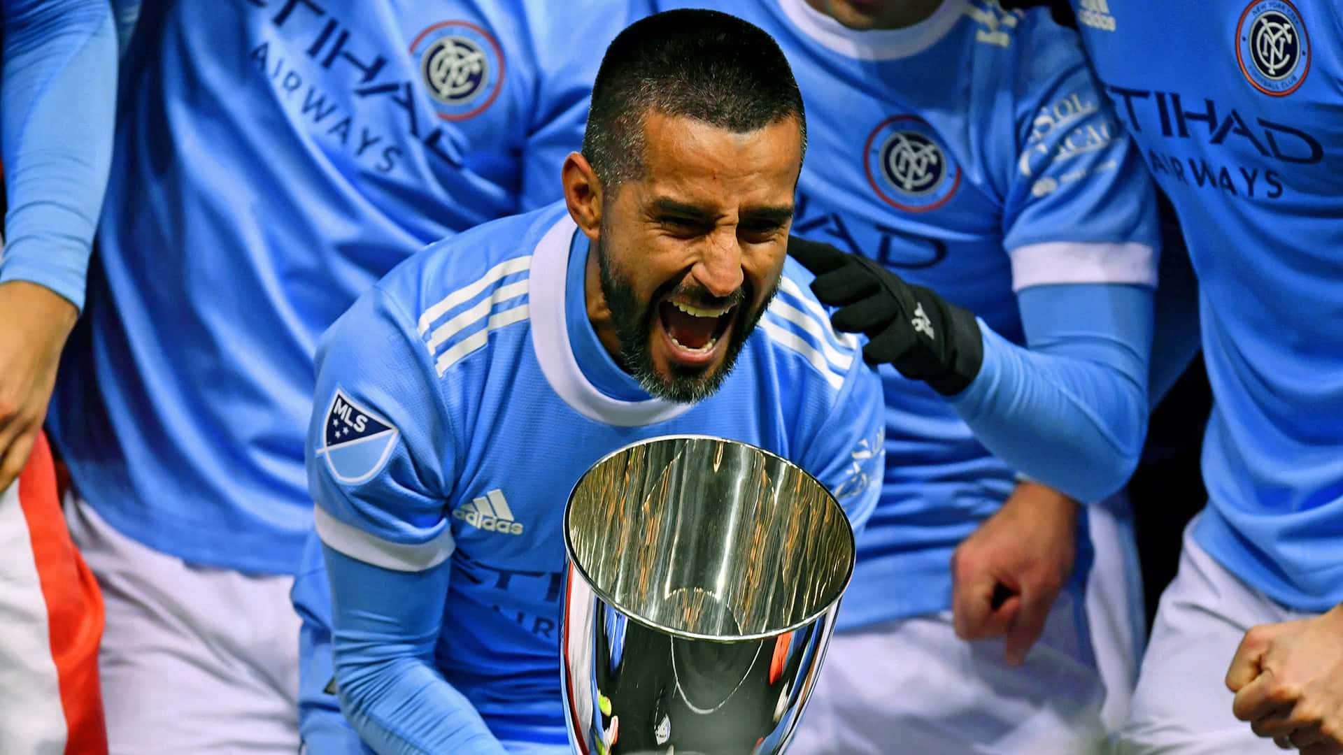 Maximiliano Moralez, blue jersey, gleaming silver trophy, Full HD Desktop Wallpaper